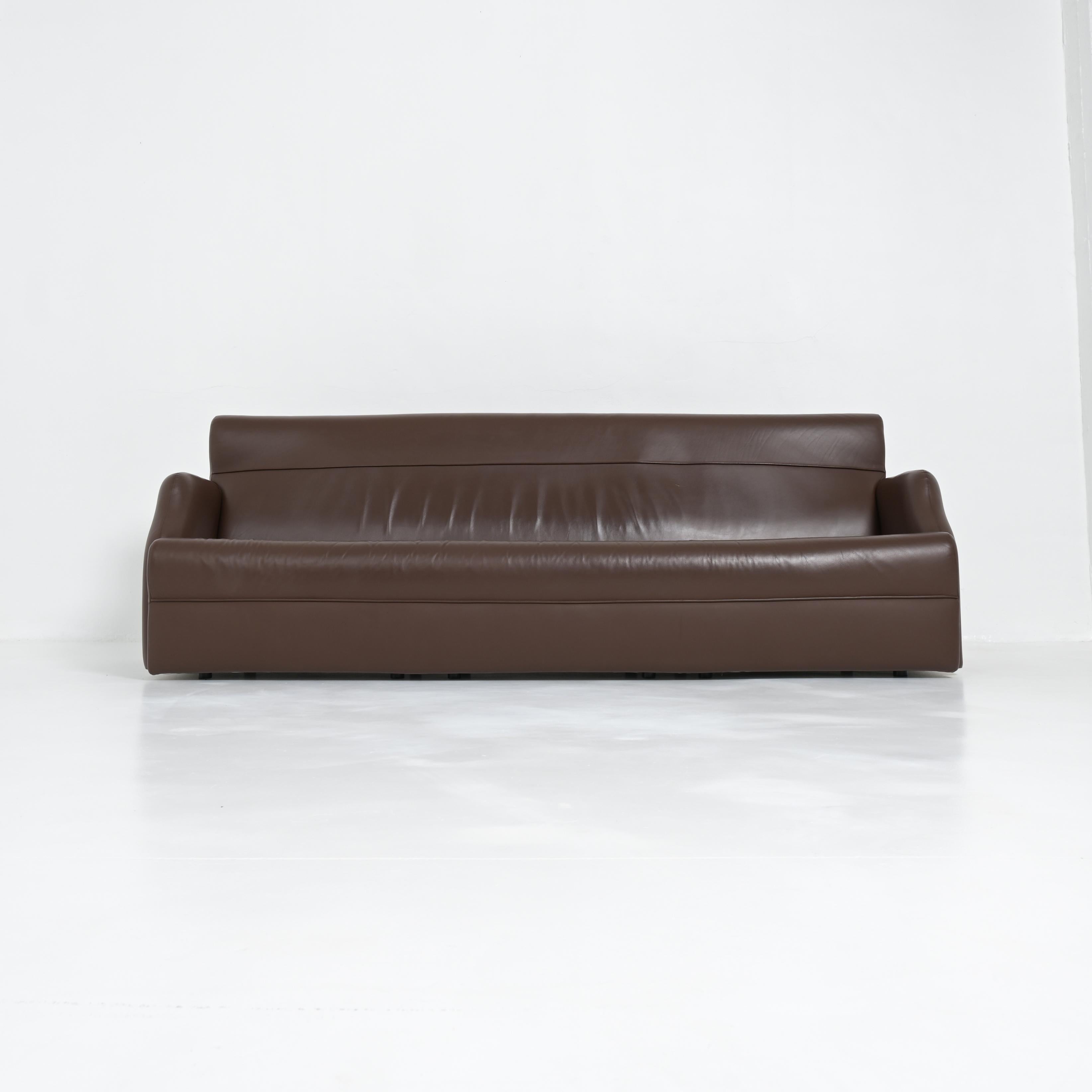 Ce canapé moderne classique Farnese a été conçu  par Luigi Caccia Dominioni pour Ultramobile/ Ultrarazionale/ Dino Gavina. Il date des années 1990. Il s'agit d'un design intemporel.
Ce canapé extra-long de haute qualité est fabriqué en cuir taupe