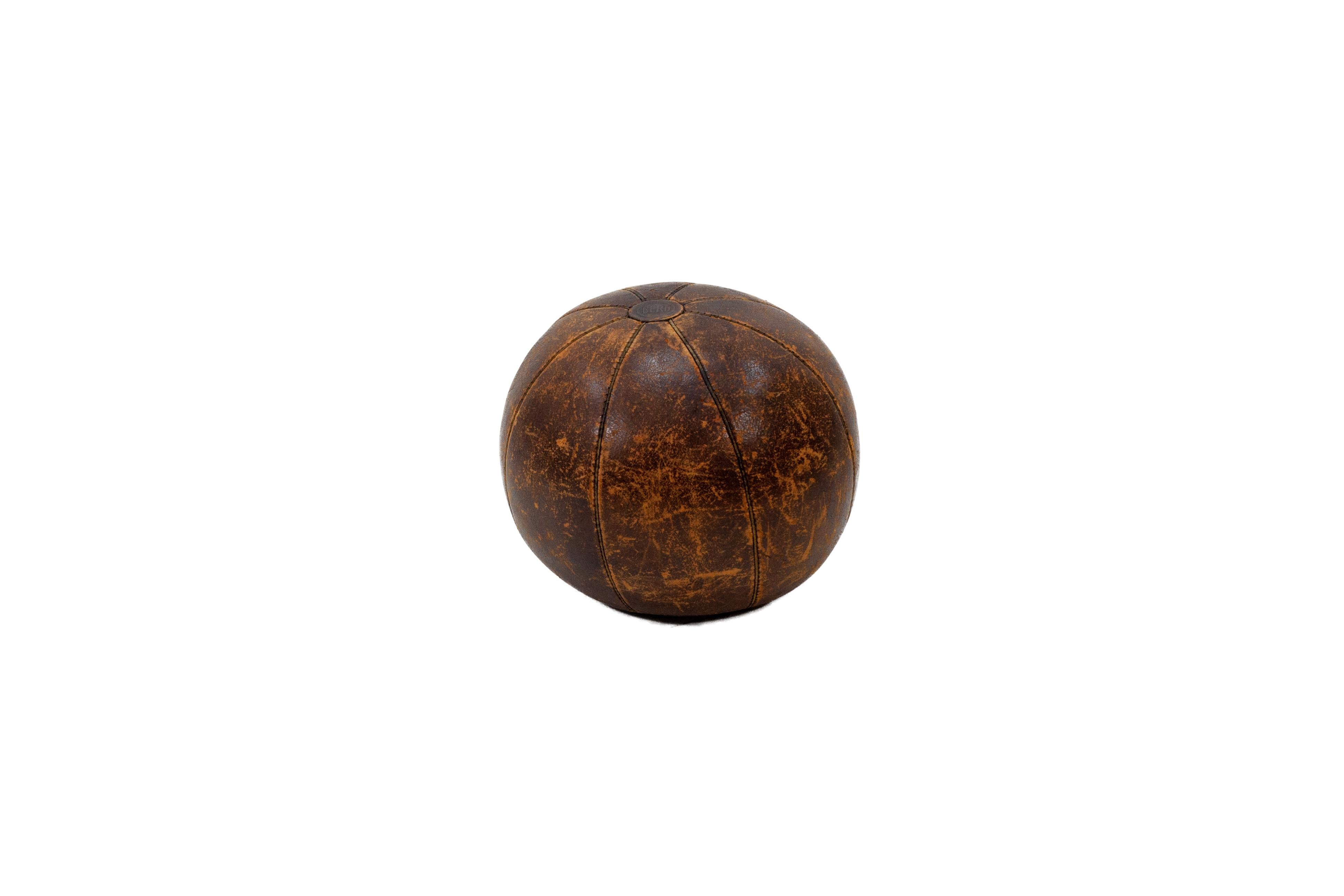 Large medicine ball from the 1920s or 1930s. Leather outer with horsehair filling. From the German Berg brand. Very decorative item in good condition.