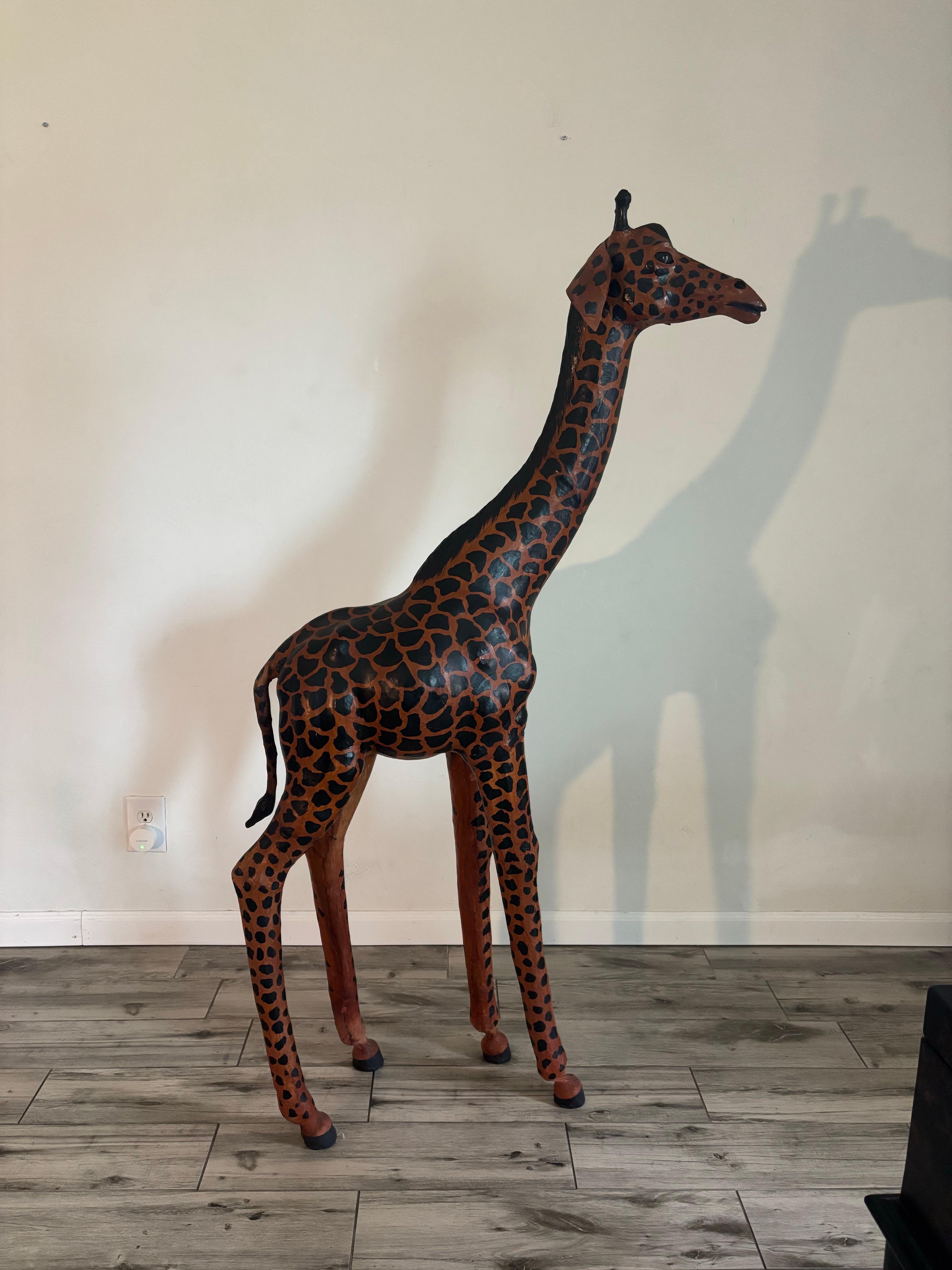 Hollywood Regency Scultura da pavimento Giraffa di grandi dimensioni realizzata a mano in cuoio in vendita