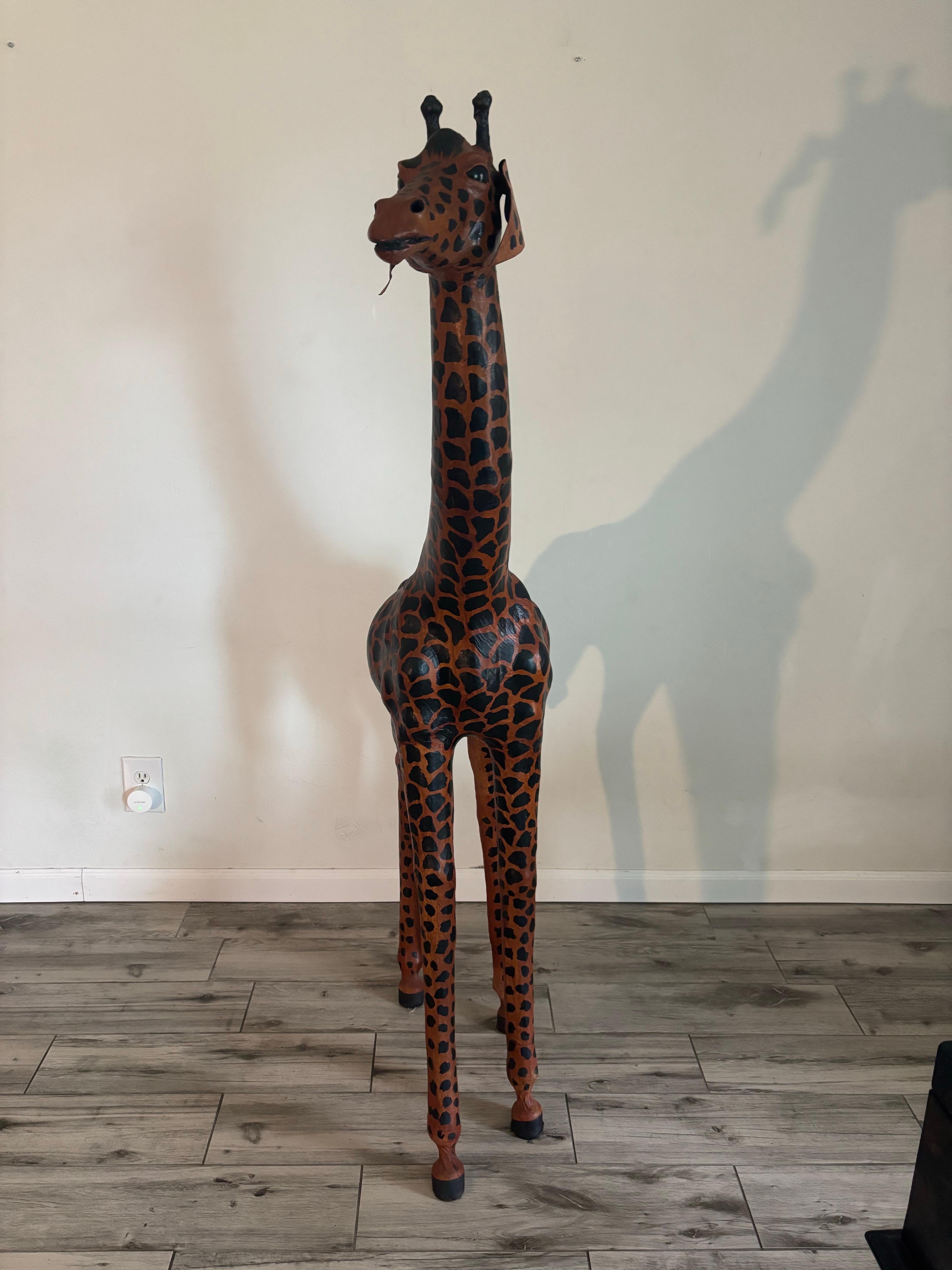 Sconosciuto Scultura da pavimento Giraffa di grandi dimensioni realizzata a mano in cuoio in vendita
