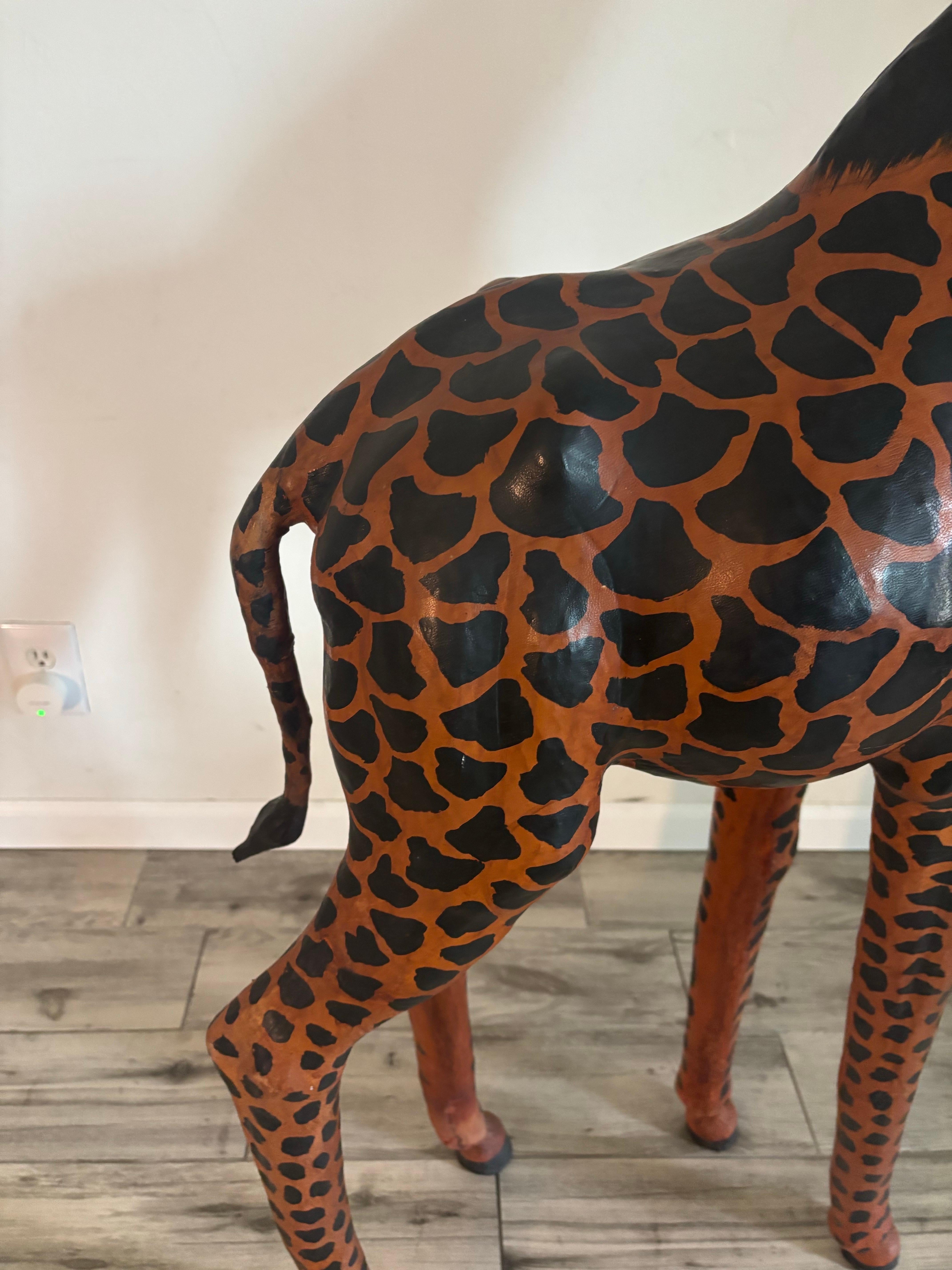 Scultura da pavimento Giraffa di grandi dimensioni realizzata a mano in cuoio In condizioni buone in vendita a Boynton Beach, FL