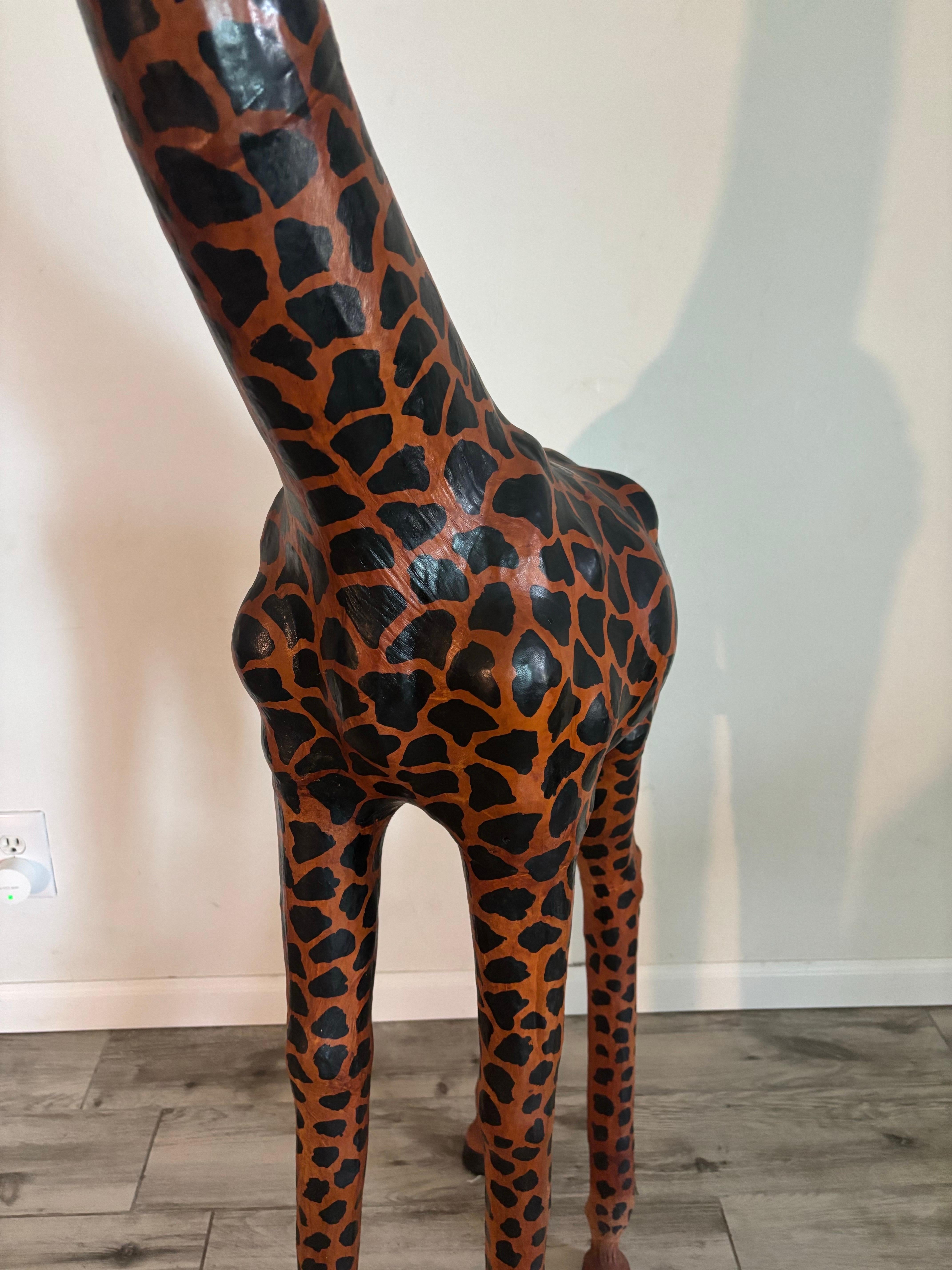 XX secolo Scultura da pavimento Giraffa di grandi dimensioni realizzata a mano in cuoio in vendita
