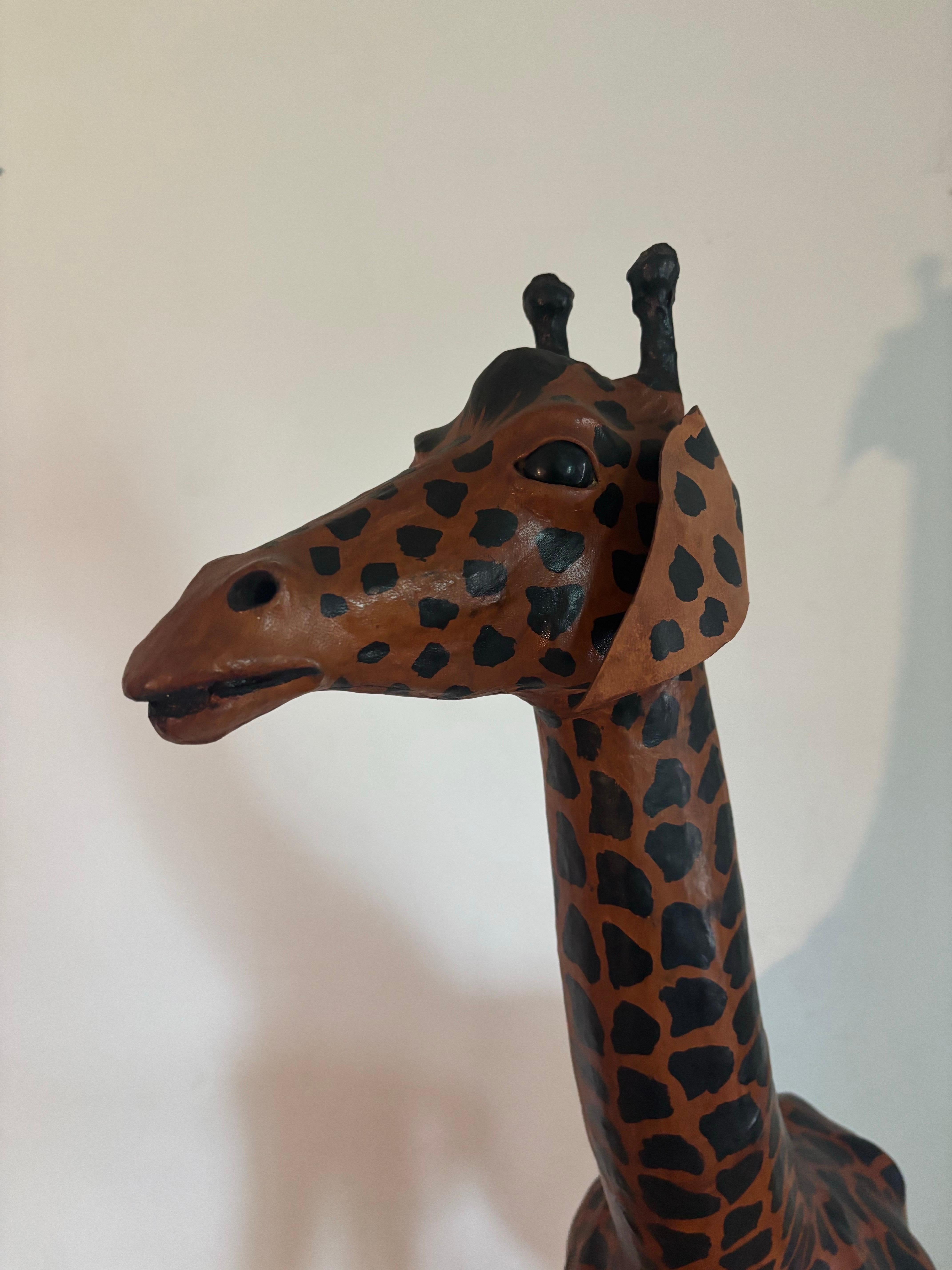 Pelle Scultura da pavimento Giraffa di grandi dimensioni realizzata a mano in cuoio in vendita