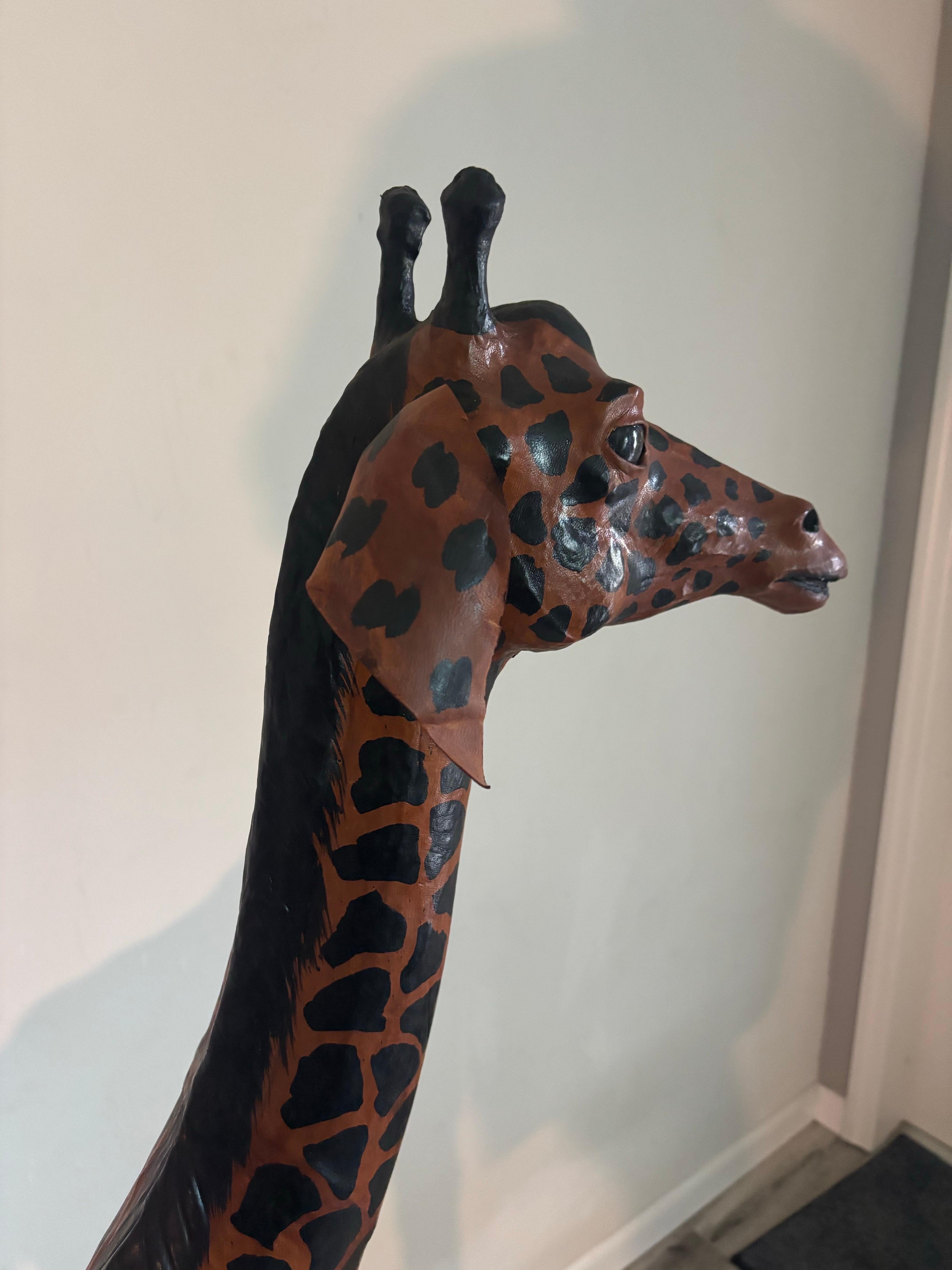 Scultura da pavimento Giraffa di grandi dimensioni realizzata a mano in cuoio in vendita 2