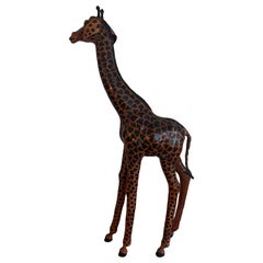 Scultura da pavimento Giraffa di grandi dimensioni realizzata a mano in cuoio