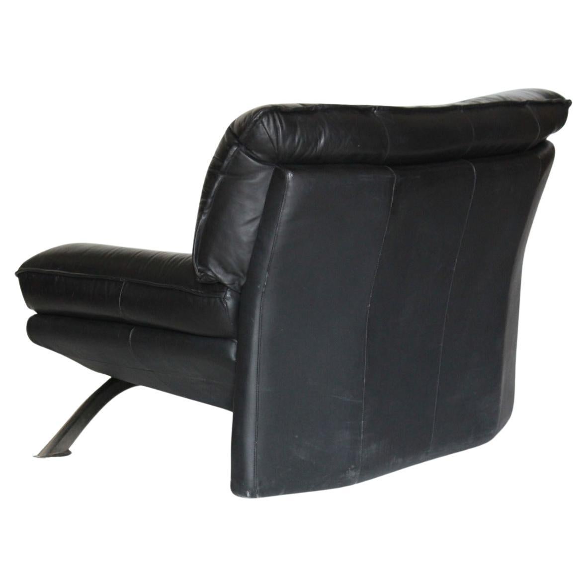 Post-Modern Large Leather Italian Chair by Nicoletti Salotti for AVANTI, Italy 1980  's For Sale