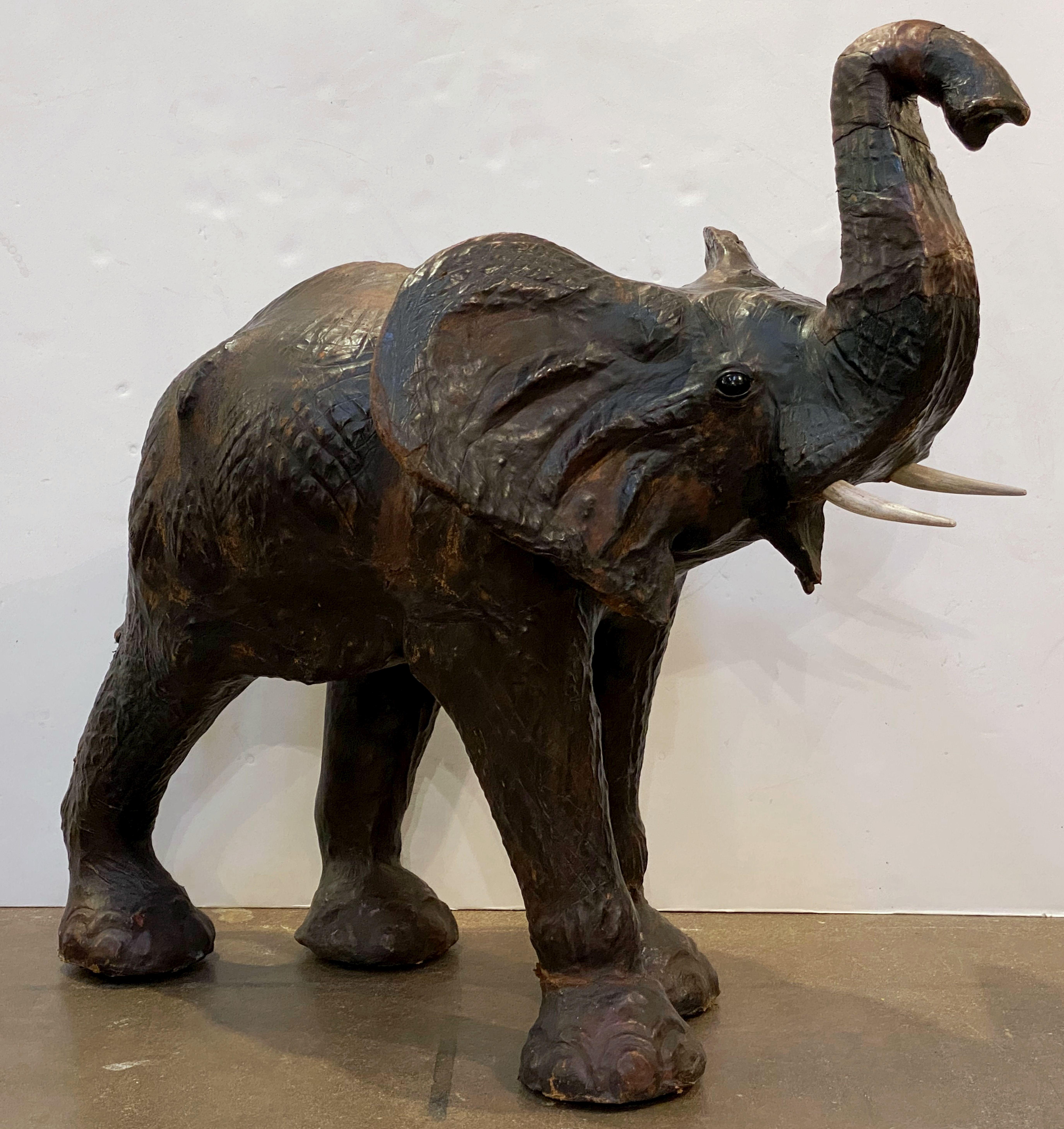 Großes Ledermodell eines Elefanten aus England (20. Jahrhundert) im Angebot