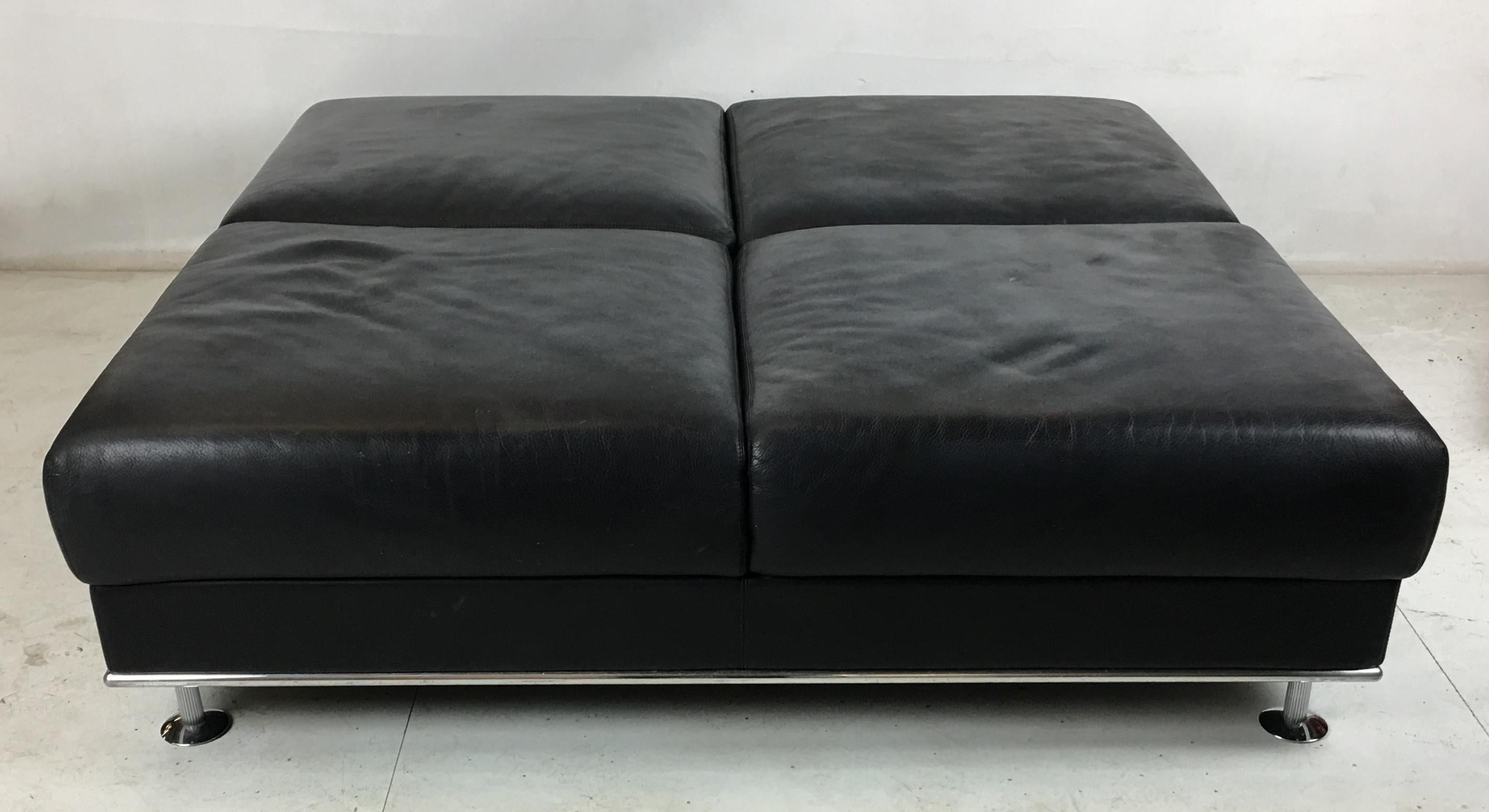 La mère de tous les ottomans par Kunihide Oshinomi pour Matteograssi avec un cuir épais de première qualité et une garniture en aluminium poli avec des pieds cannelés chromés. Matteograssi est l'un des principaux fabricants mondiaux de meubles