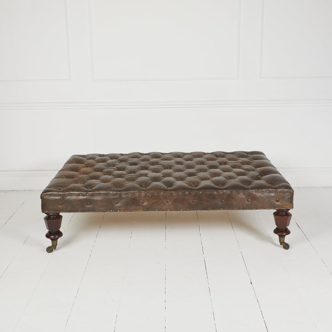Großer Leder-Ottoman mit Fußhocker im Zustand „Gut“ im Angebot in Stroud, GB