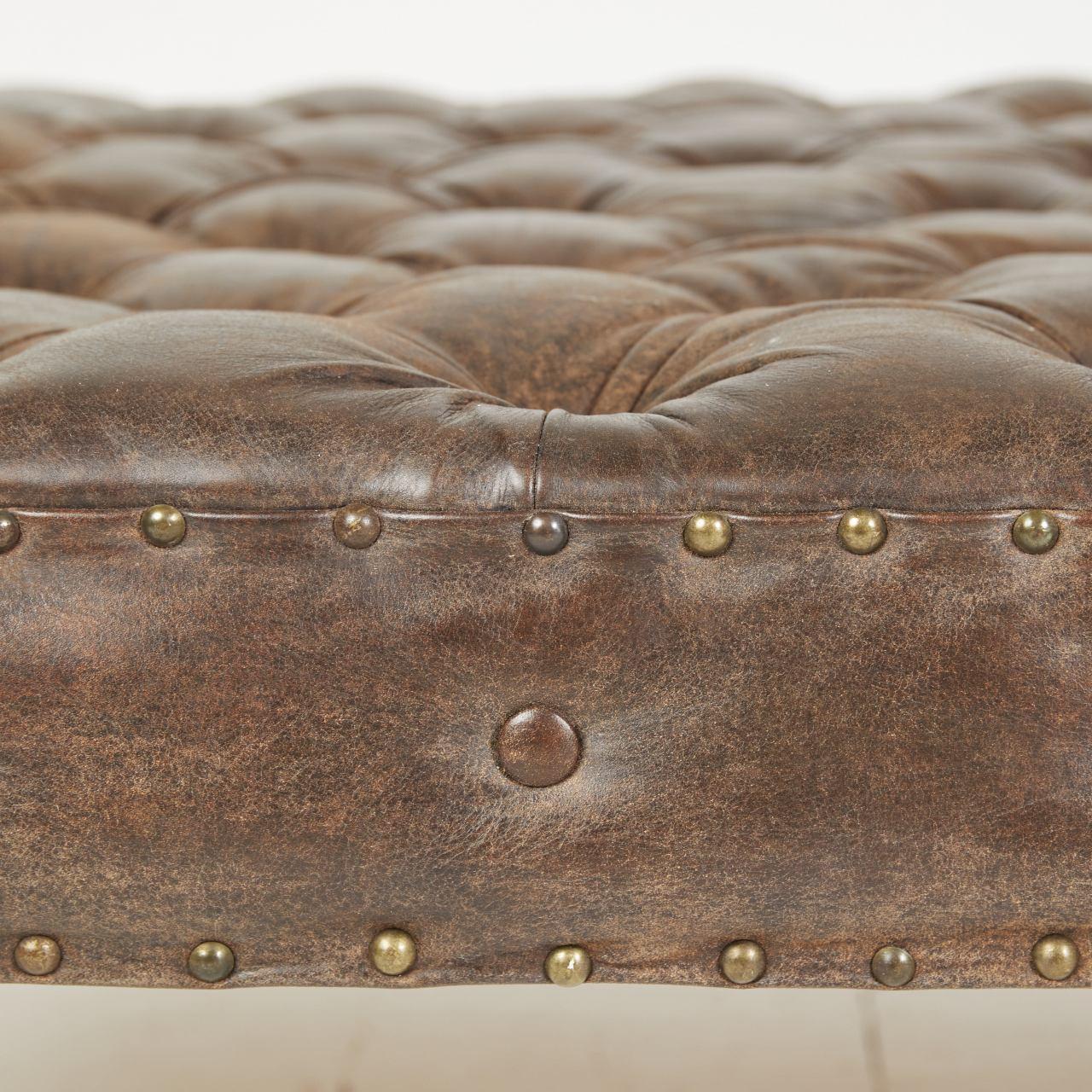 Großer Leder-Ottoman mit Fußhocker (21. Jahrhundert und zeitgenössisch) im Angebot