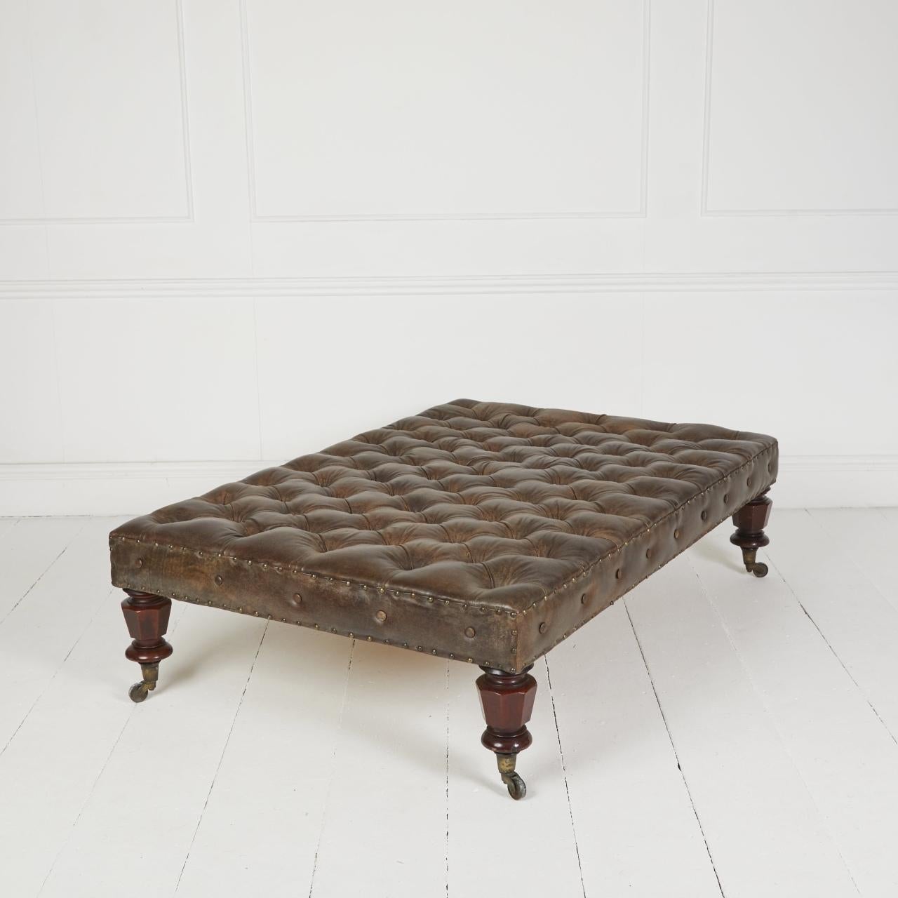 Großer Leder-Ottoman mit Fußhocker im Angebot 1