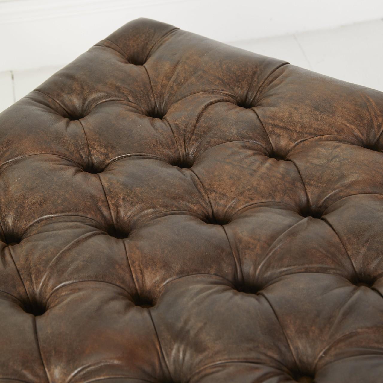 Großer Leder-Ottoman mit Fußhocker im Angebot 2