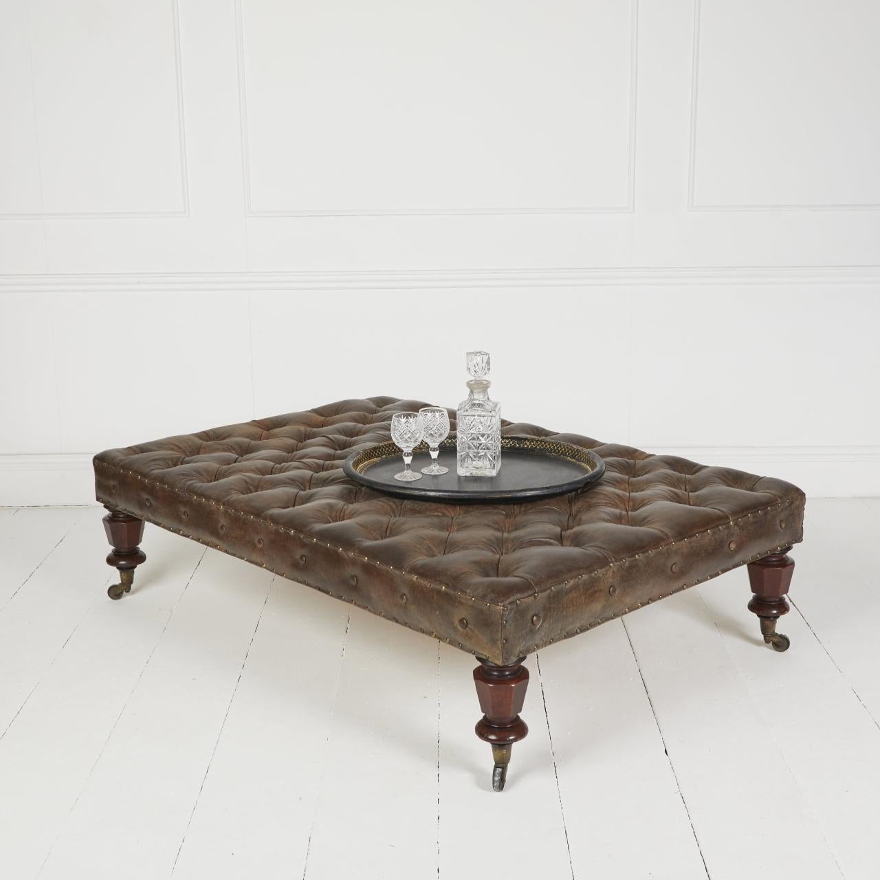 Großer Leder-Ottoman mit Fußhocker im Angebot 3
