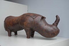 Grande rinoceronte in pelle di Dimitri Omersa per Abercrombie & Fitch