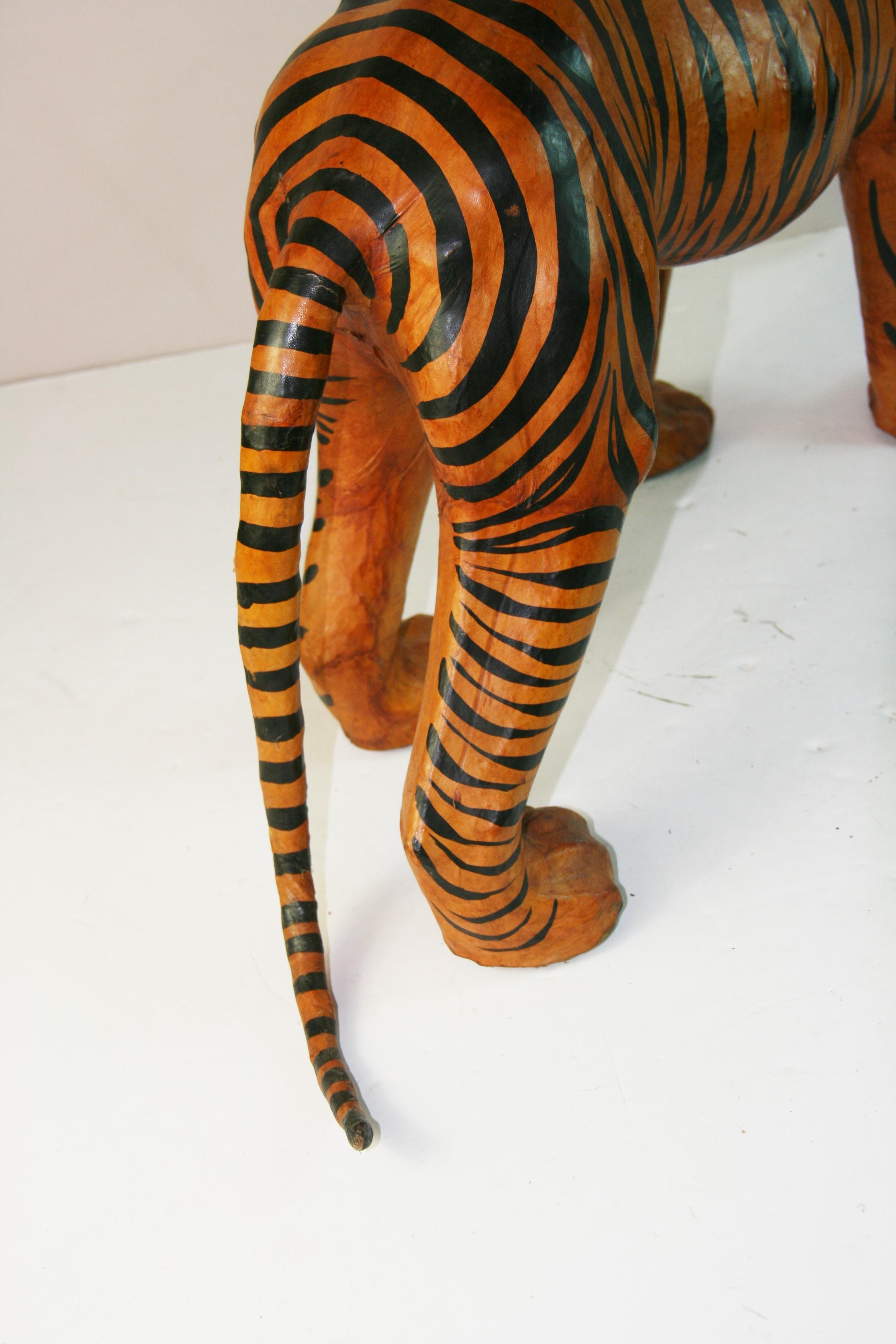 Grande sculpture de tigre en cuir en vente 6