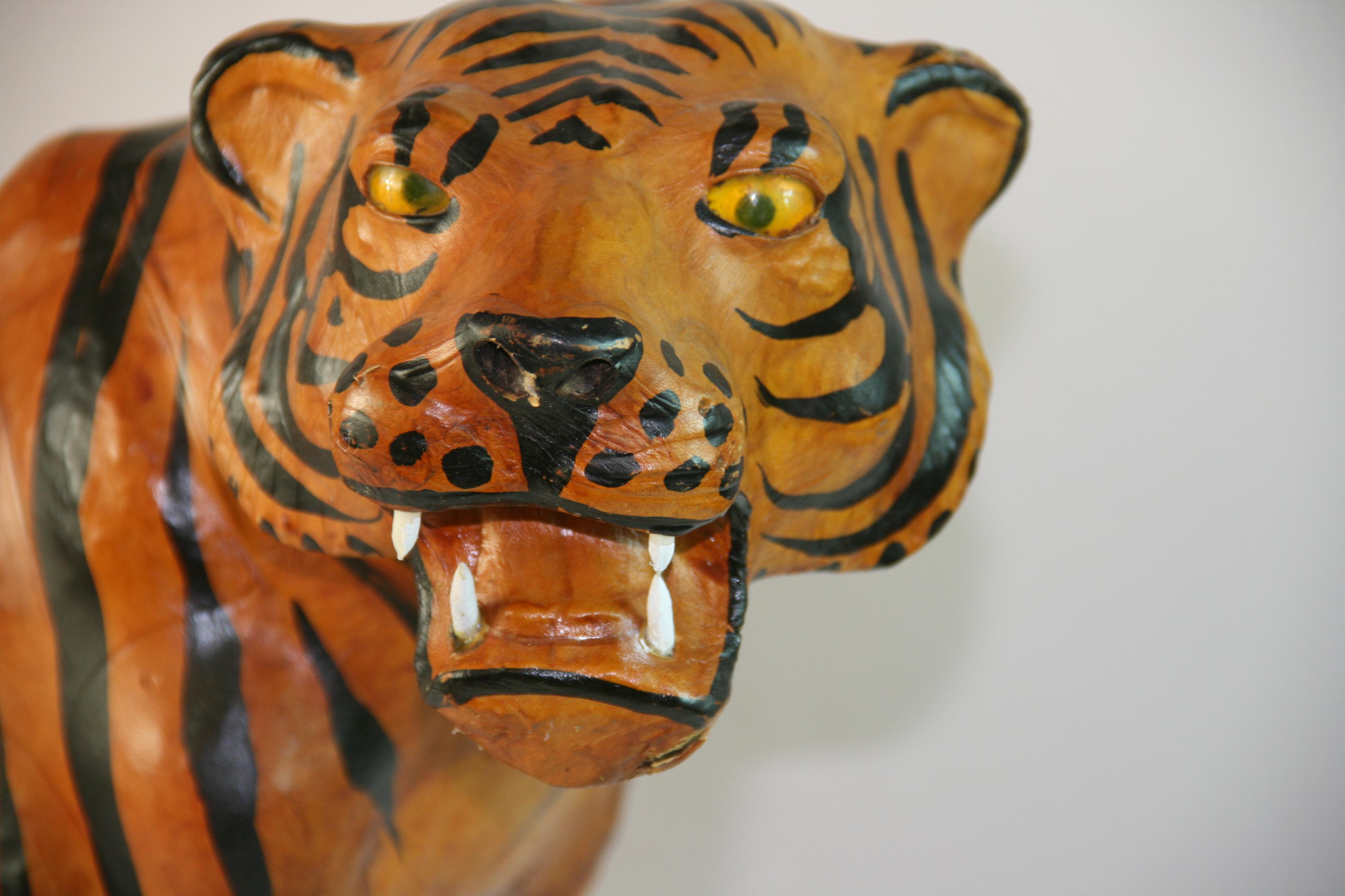 Grande sculpture de tigre en cuir en vente 7