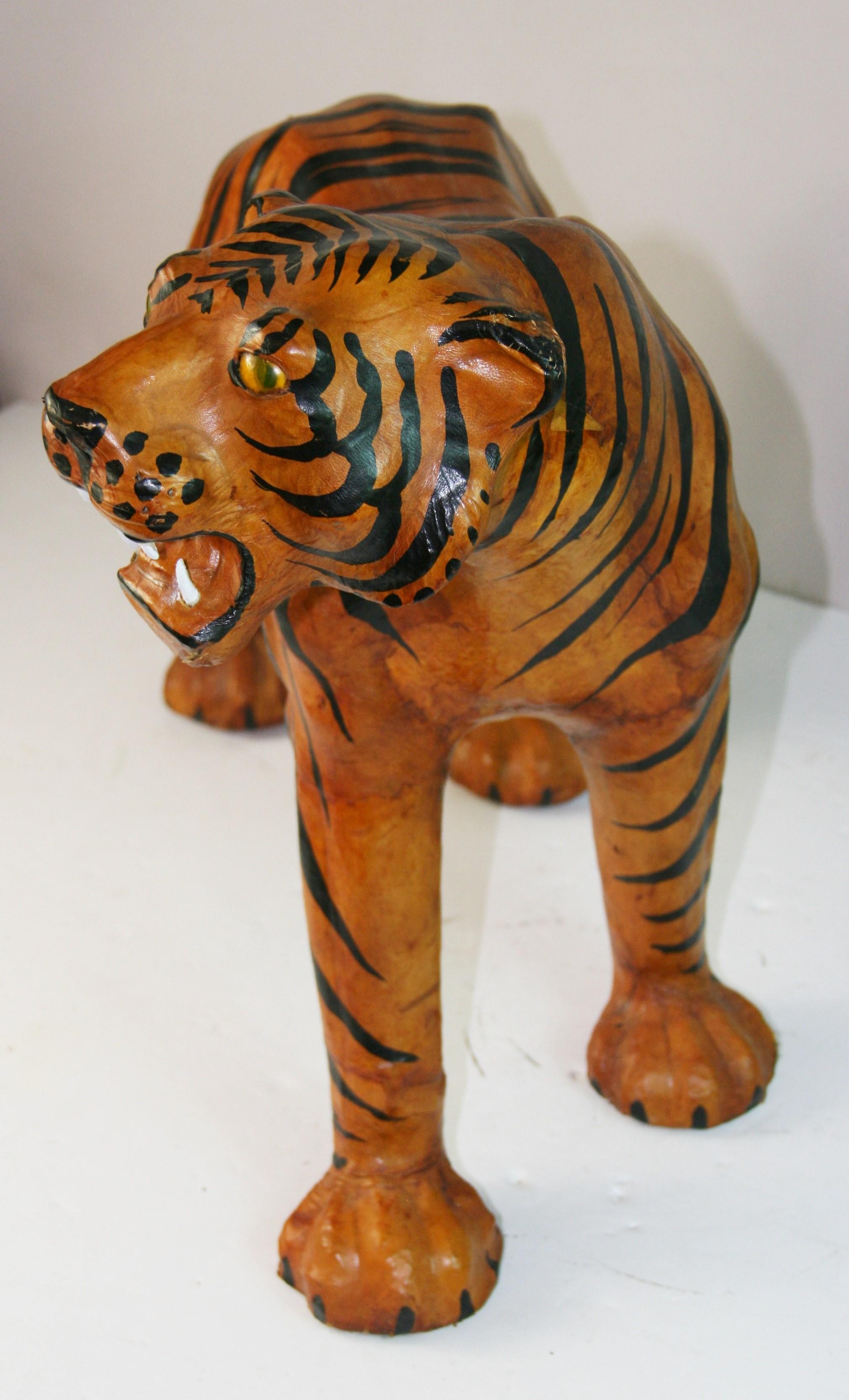 Grande sculpture de tigre en cuir en vente 8