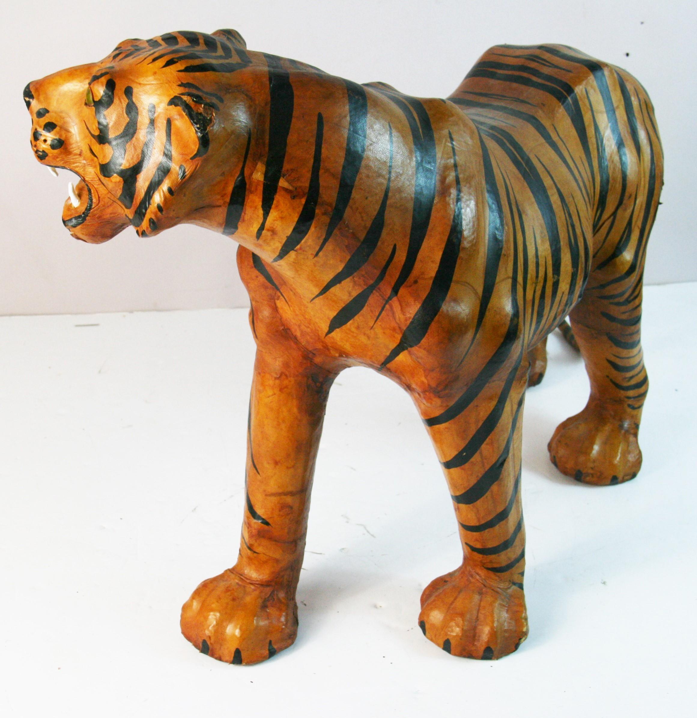 Grande sculpture de tigre en cuir en vente 12