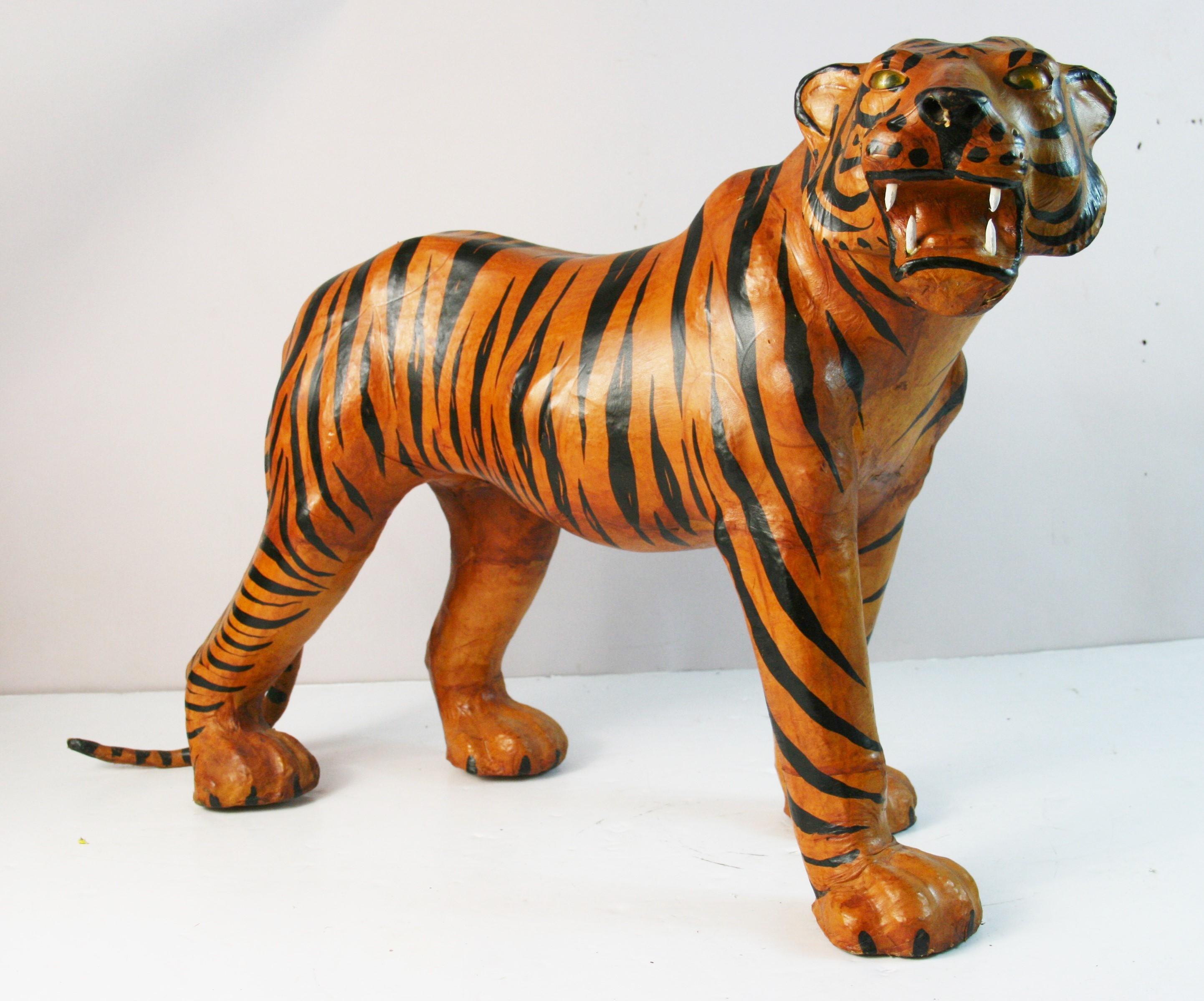 Grande sculpture de tigre en cuir en vente 13