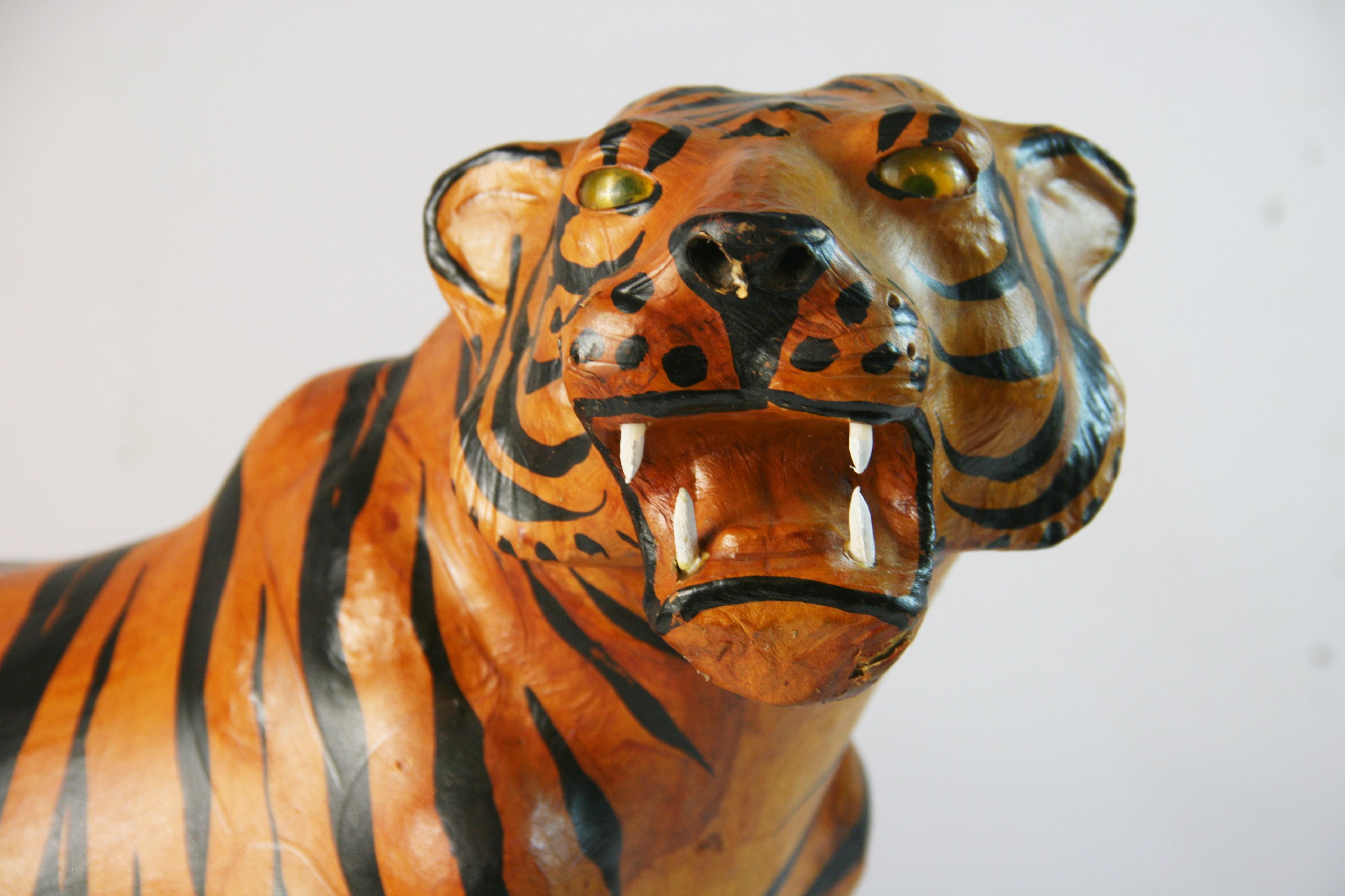 Grande sculpture de tigre en cuir en vente 14