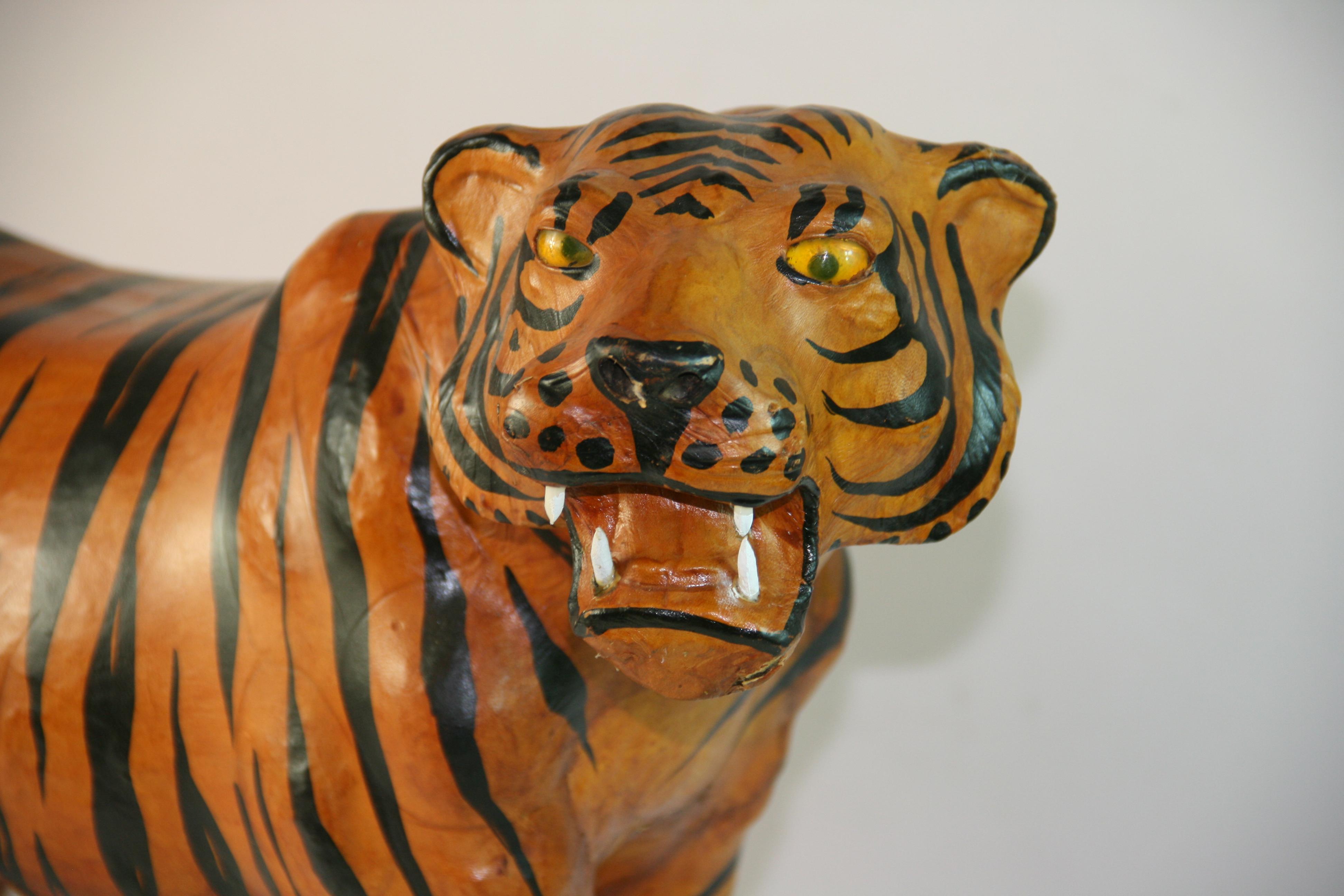 Fait main Grande sculpture de tigre en cuir en vente