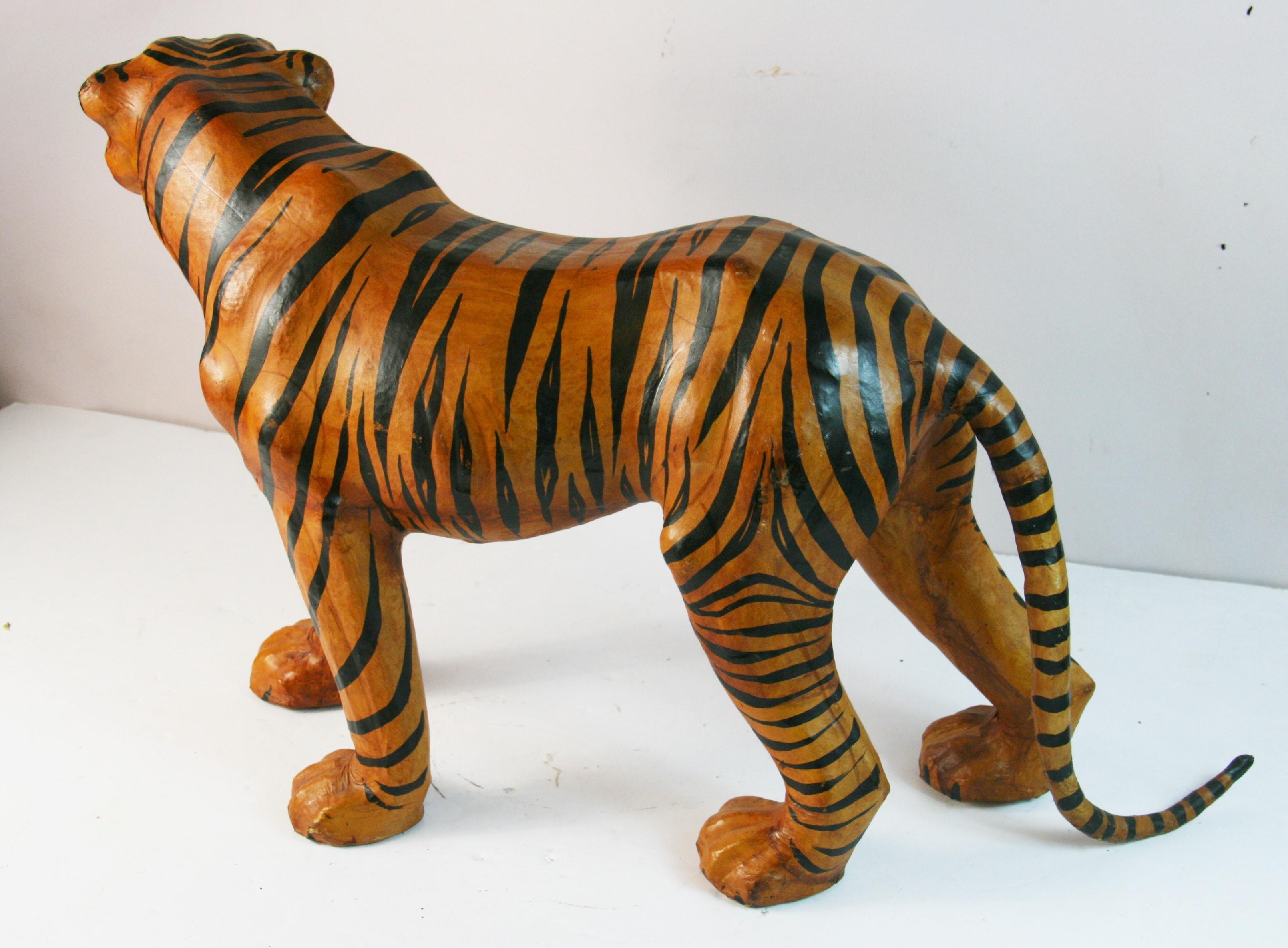 Cuir Grande sculpture de tigre en cuir en vente