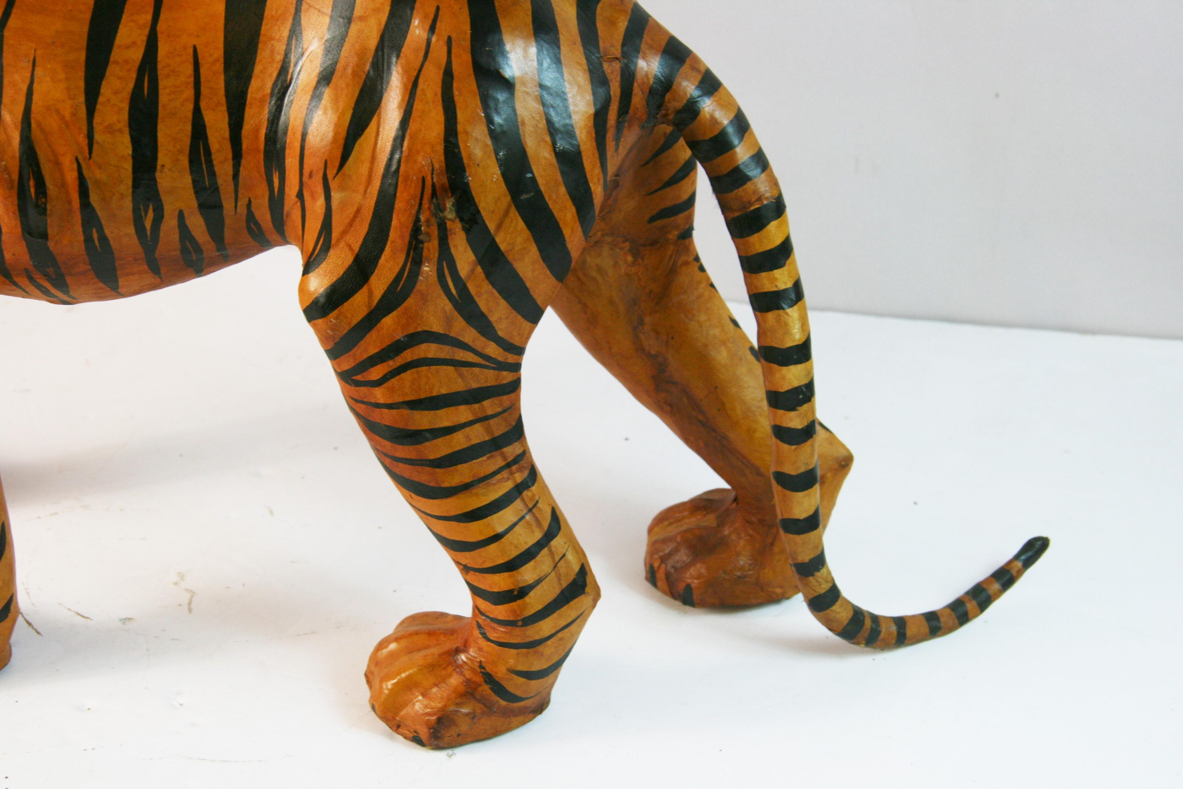 Grande sculpture de tigre en cuir en vente 1