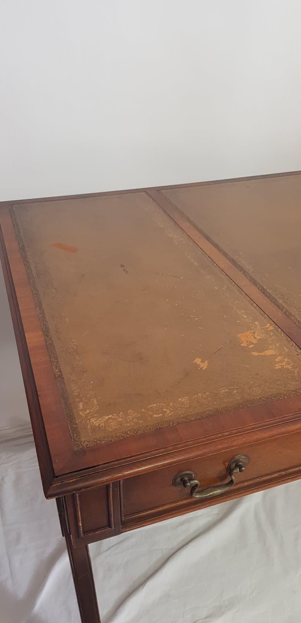 20ième siècle Grande table à écrire de style d'époque en acajou avec plateau en cuir par Reprodux en vente