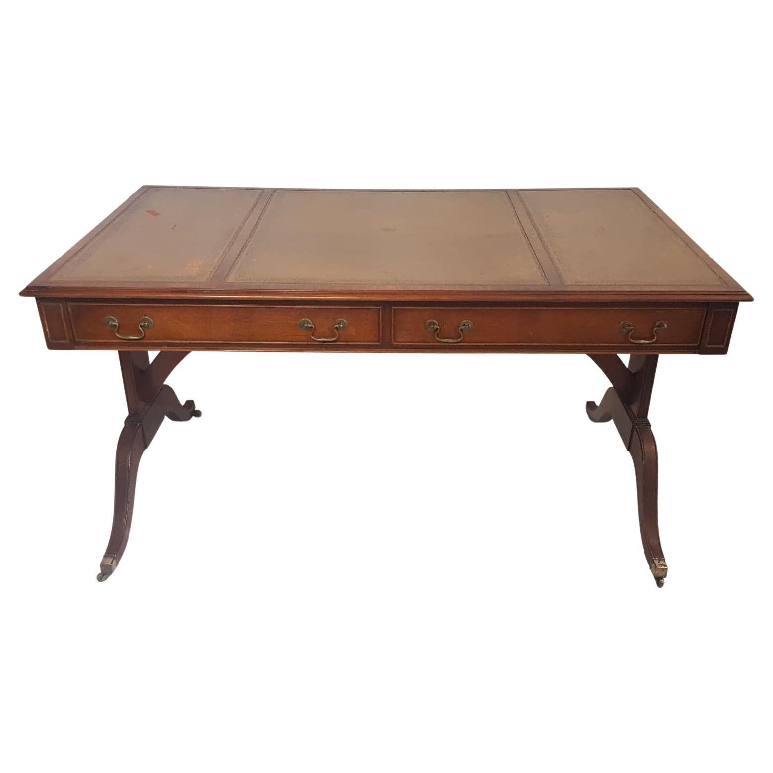 Grande table à écrire de style d'époque en acajou avec plateau en cuir par Reprodux en vente