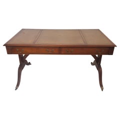 Grande table à écrire de style d'époque en acajou avec plateau en cuir par Reprodux