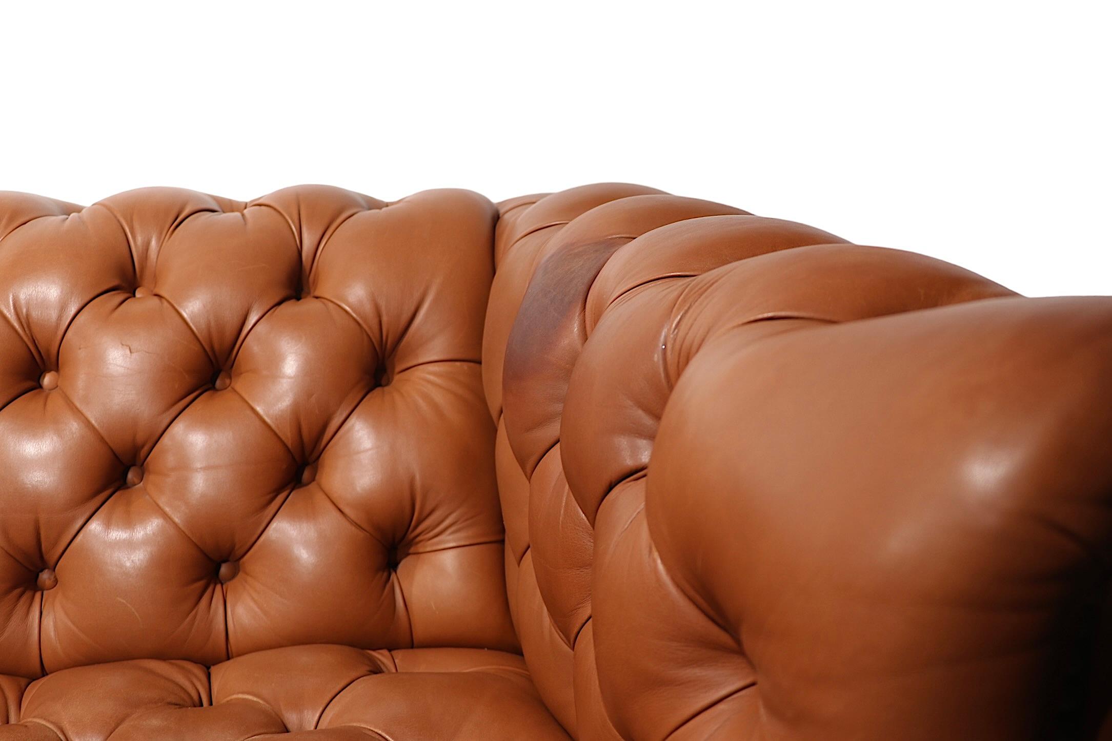 Divano Chesterfield grande con inserti in pelle di Cabot Wrenn in vendita 9