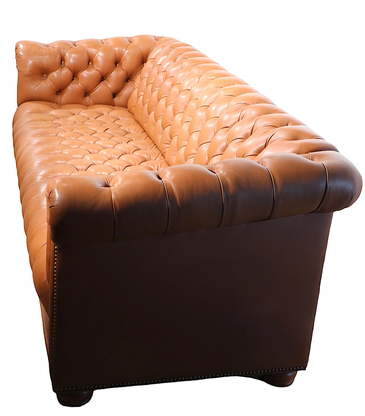 Großes getuftetes Chesterfield-Sofa aus Leder von Cabot Wrenn (Hollywood Regency) im Angebot