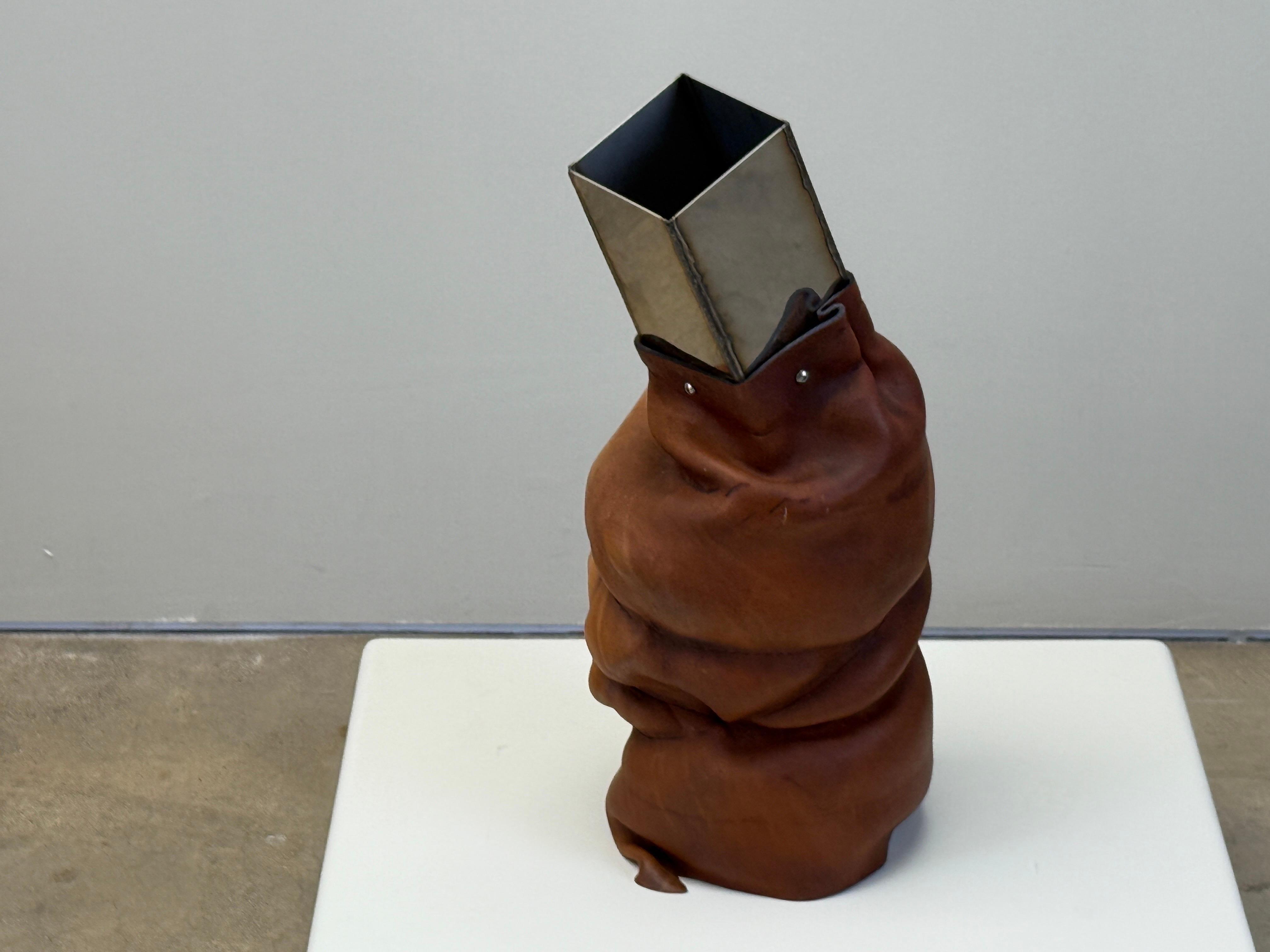 Large Leather Vase by Simon Hasan in vendita 5