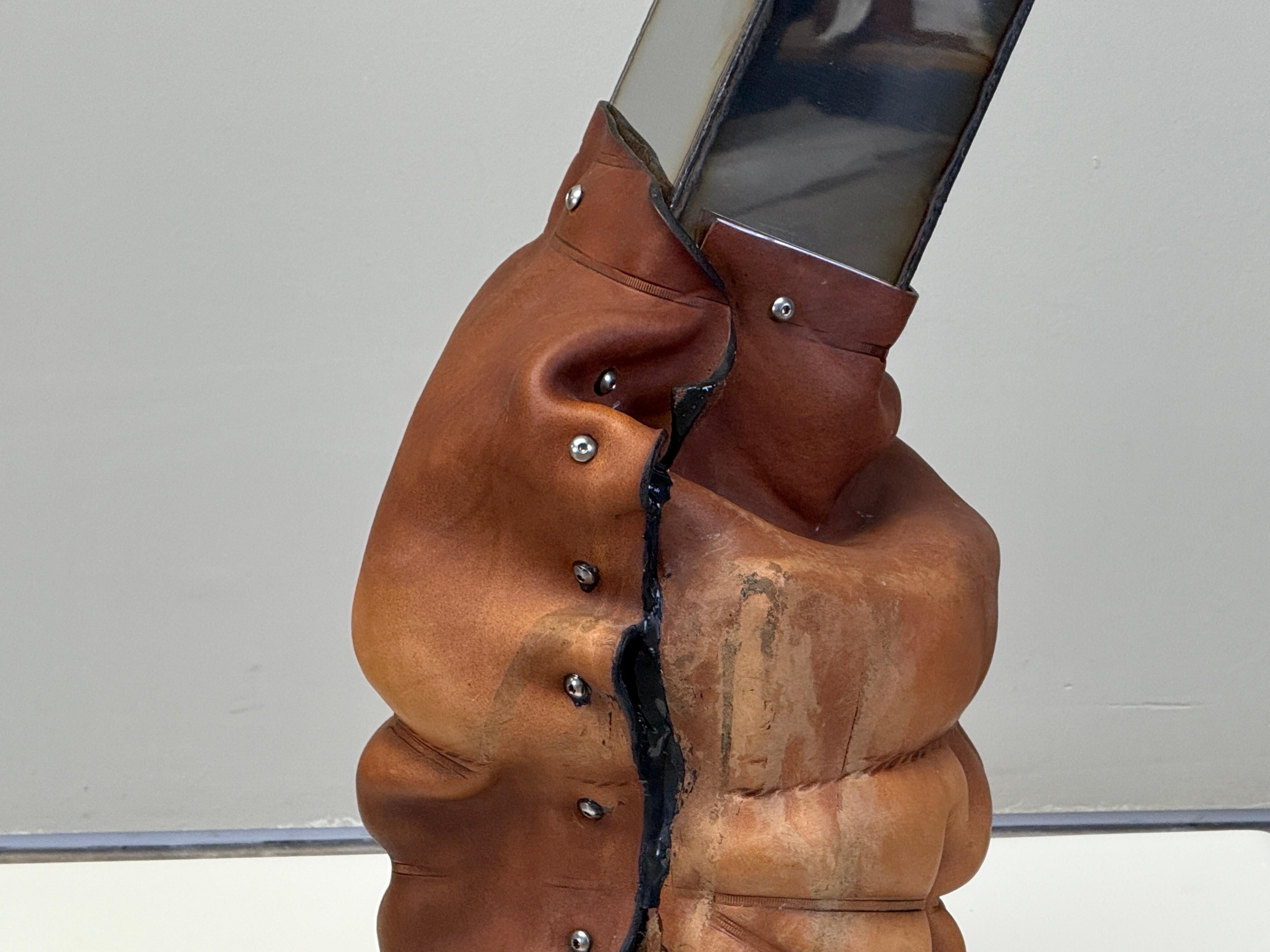 Un grande vaso in pelle cotta e acciaio inossidabile di Simon Hasan, 2009, proveniente dalla galleria Johnson Trading.
