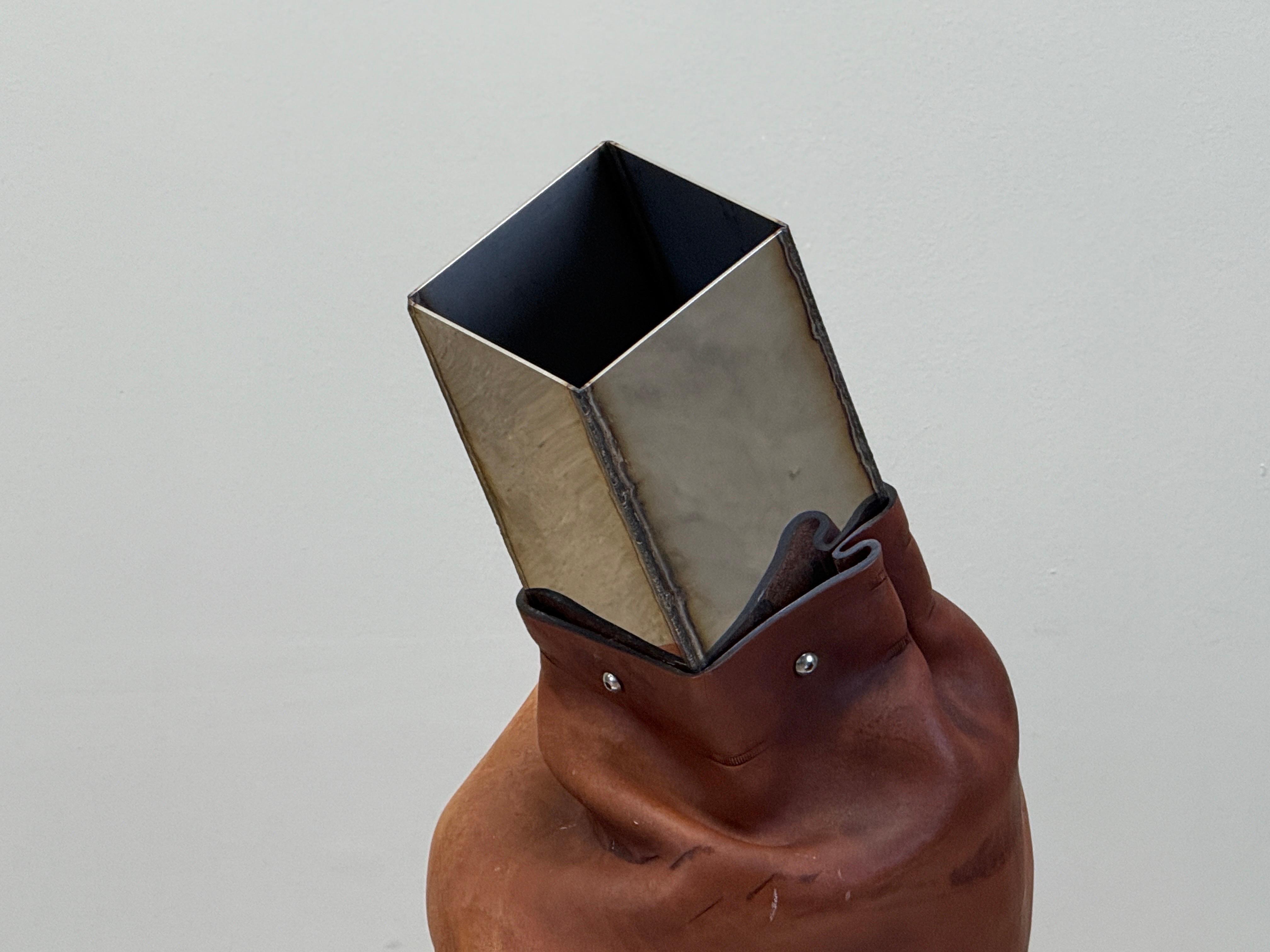 Large Leather Vase by Simon Hasan in vendita 4