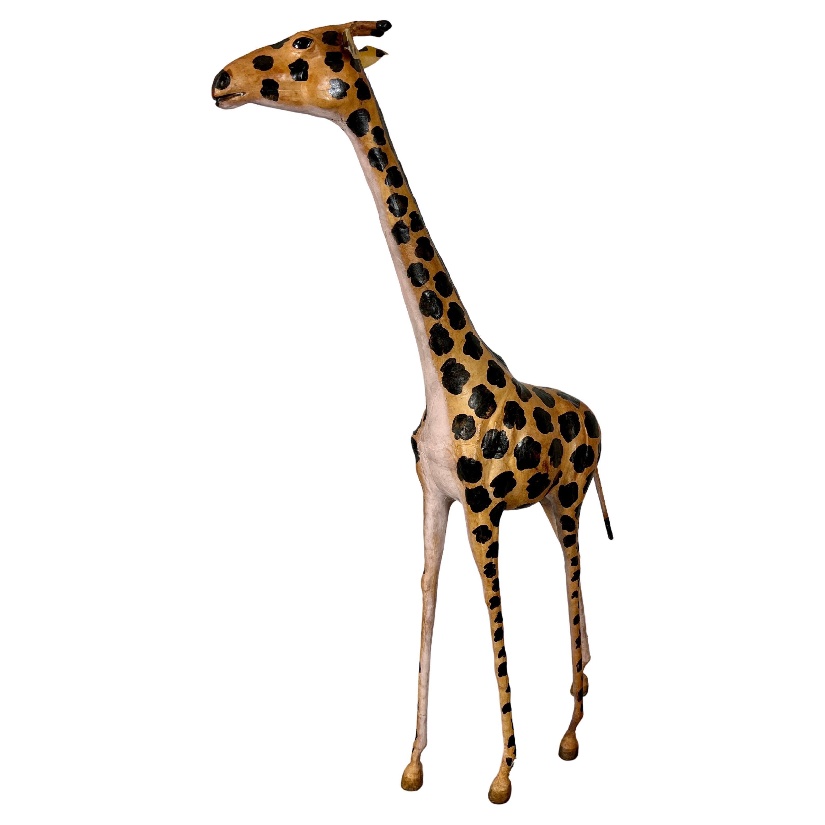 Große handbemalte Giraffen-Skulptur mit Lederumwicklung 