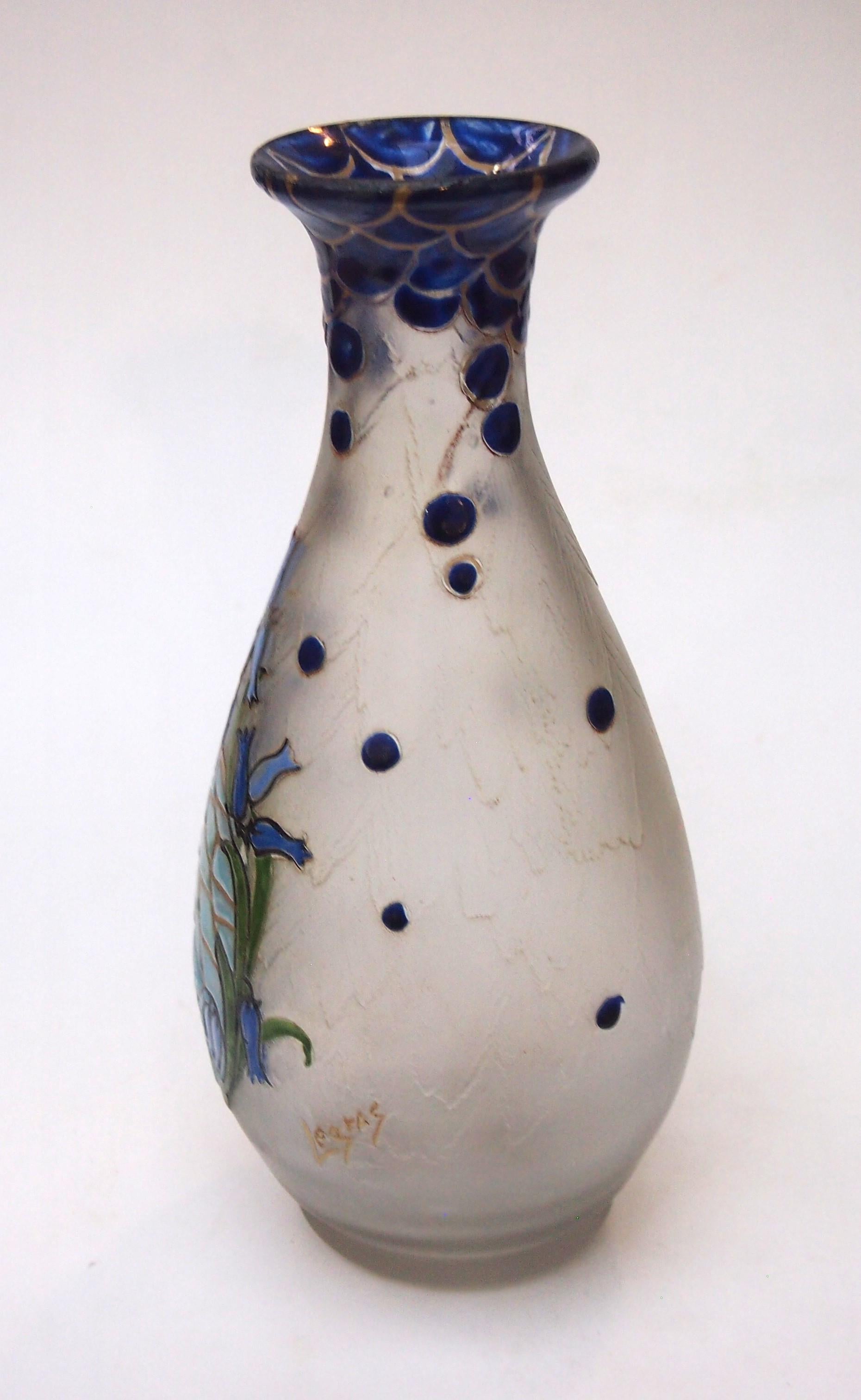 Favoloso vaso Legras di grandi dimensioni, smaltato in policromia e tagliato all'acido, con campanule fiorite in un cartiglio rotondo blu chiaro che ricorda uno stagno, con firma dorata in rilievo - Legras - sul lato, vedi immagine 3. Il vaso ha una
