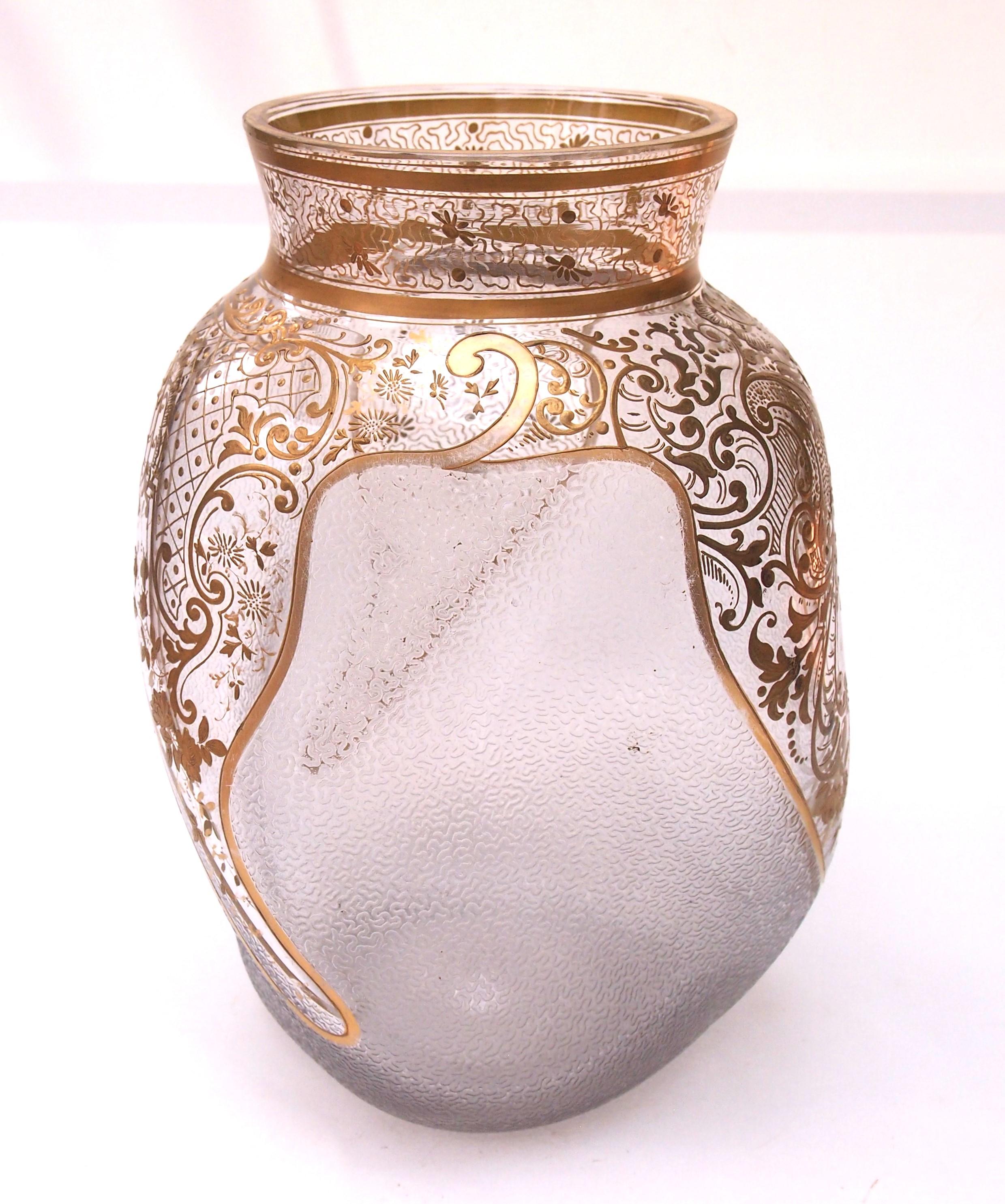 Favoloso vaso Legras di grandi dimensioni, dalla forma contorta e decorato con tre elementi dorati di gusto rococò.  pannelli, un colletto con motivi dorati e un sorprendente motivo a scacchiera finemente tagliato che copre l'intera parte restante