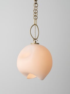 Große Leidyi-Hängeleuchte: Satiniertes Messing/weißes Glas von Avram Rusu STUDIO