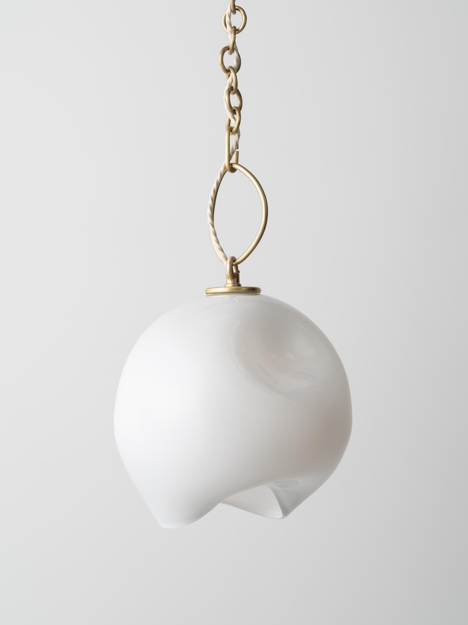 Große Leidyi-Hängeleuchte: Satiniertes Messing/weißes Glas von Avram Rusu STUDIO (Moderne) im Angebot