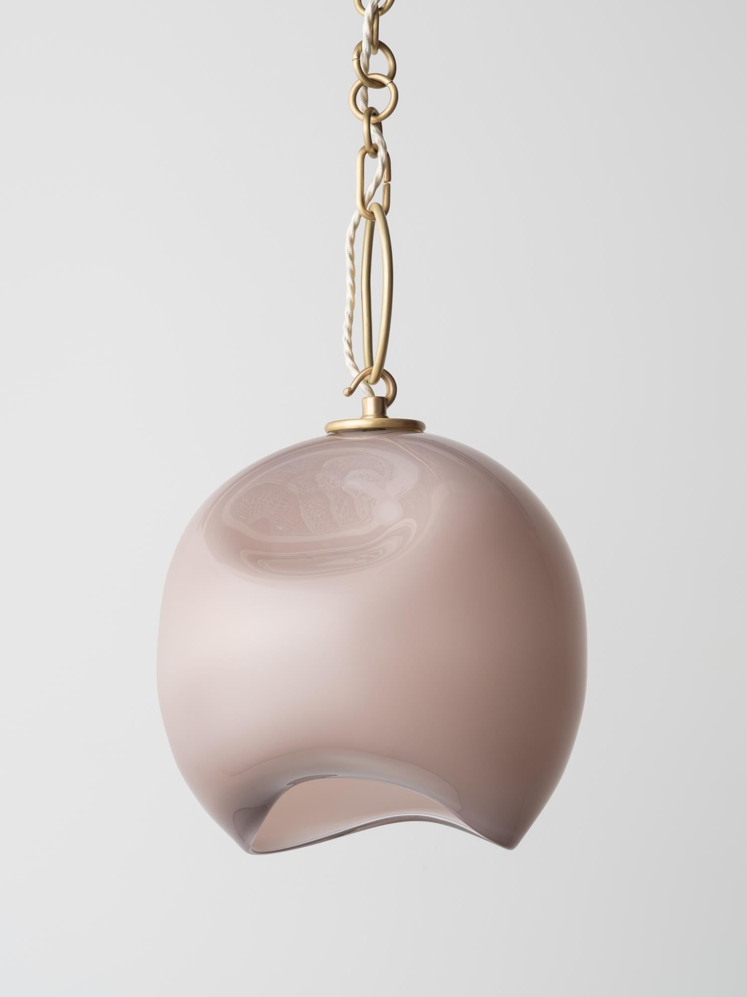Große Leidyi-Hängeleuchte: Satiniertes Messing/weißes Glas von Avram Rusu STUDIO (Gebürstet) im Angebot