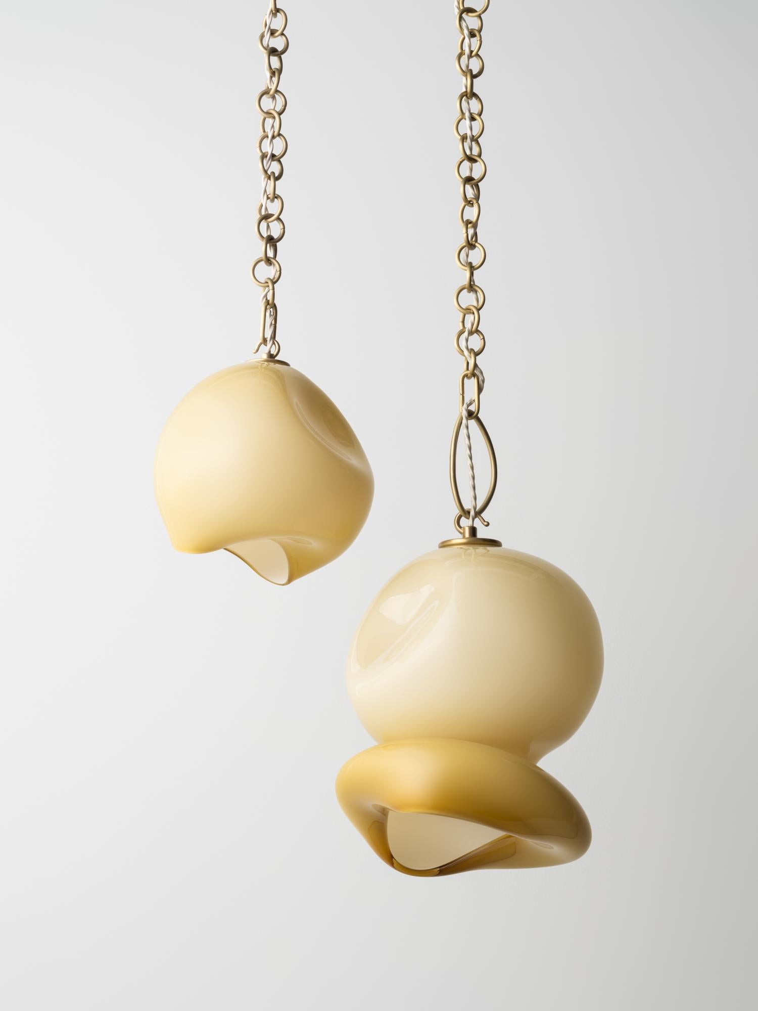 Große Leidyi-Hängeleuchte: Satiniertes Messing/weißes Glas von Avram Rusu STUDIO im Zustand „Neu“ im Angebot in Brooklyn, NY