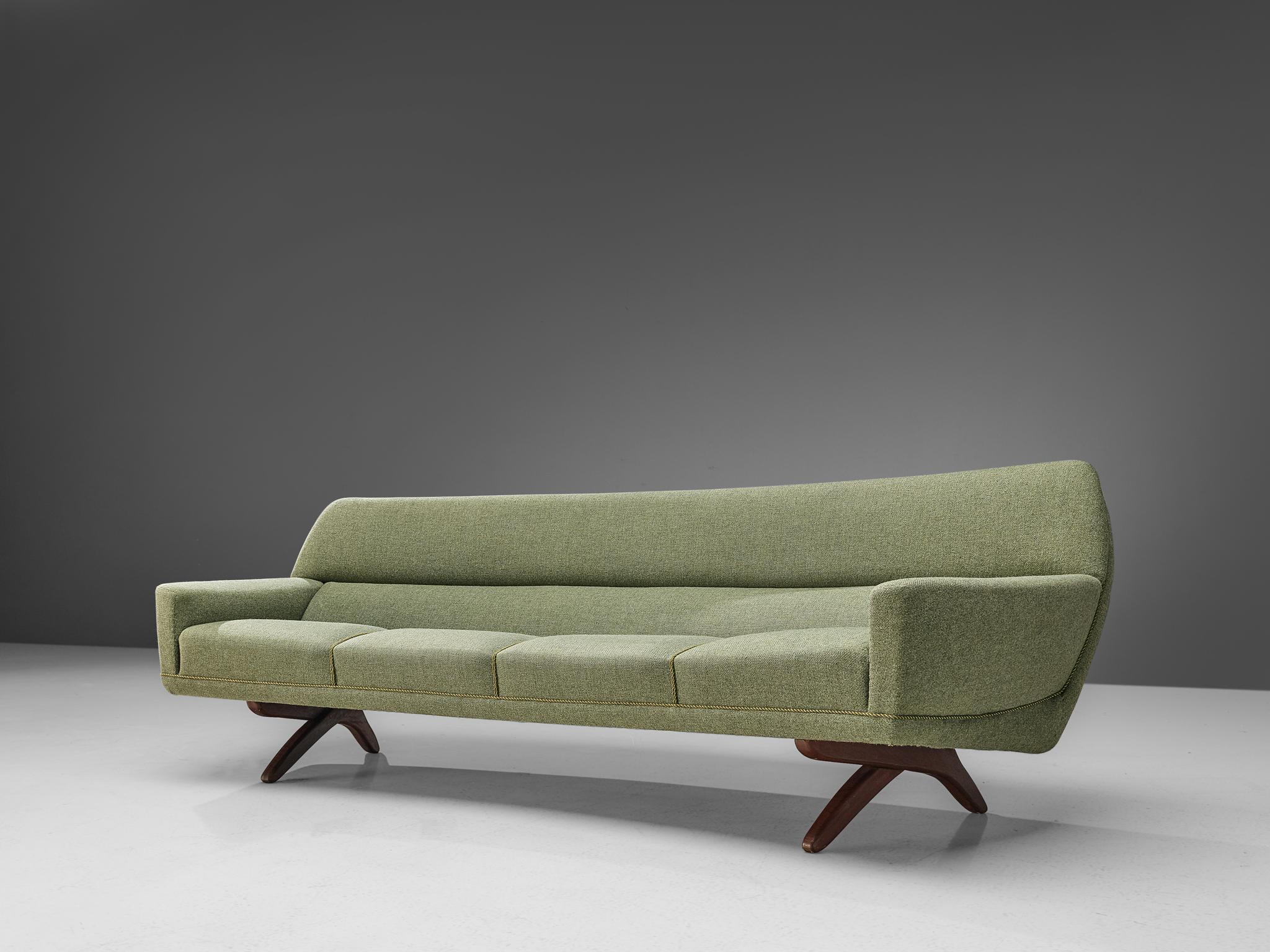 Leif Hansen for Kronen Møbelfabrik, four-seat sofa, green woolen upholstery and teak, Denmark, 1960s. 

This curved sofa is designed to provide an ultimate level of comfort. The slightly curved and tilted back, the thick foam and high-quality fabric