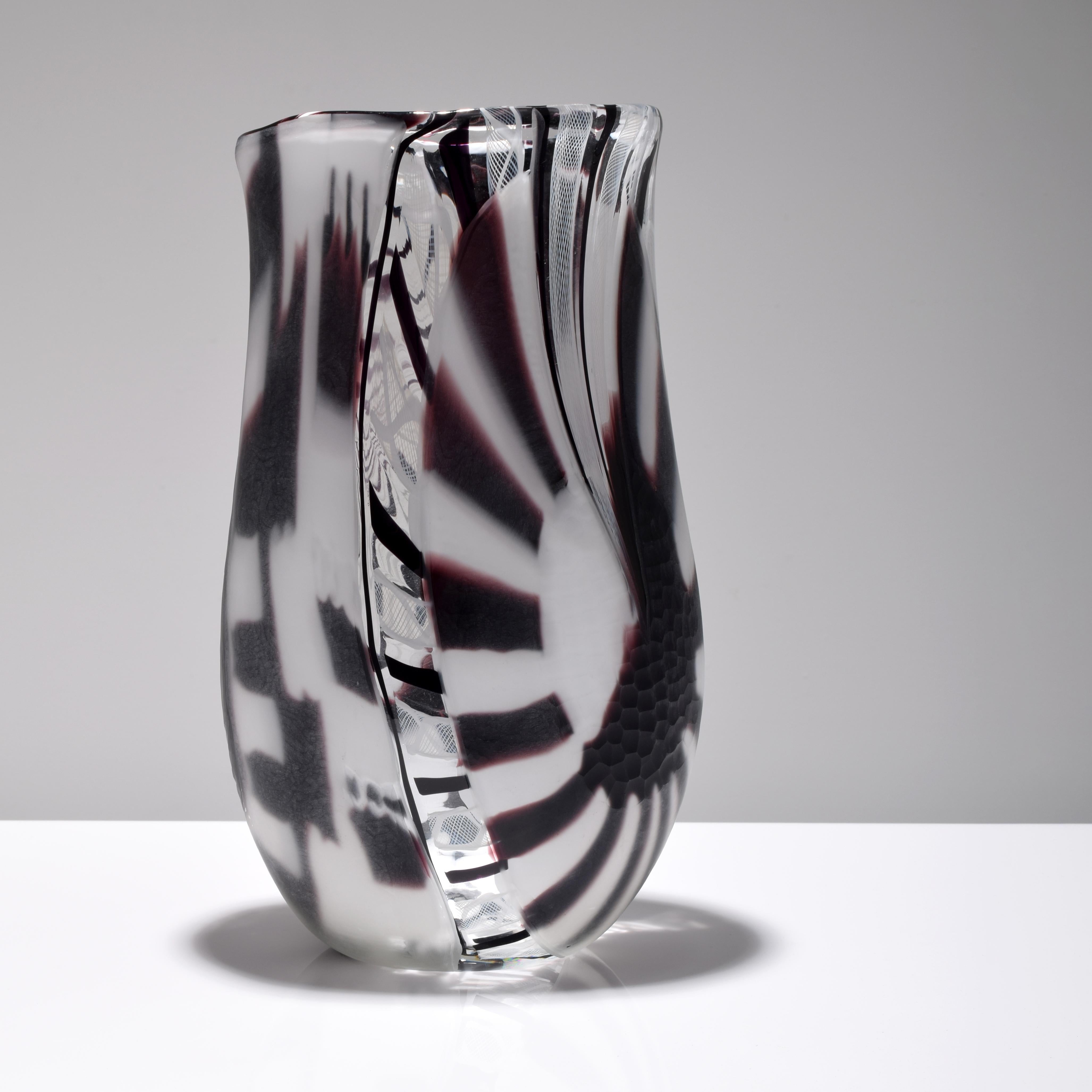 Artista/Designer: Leone Panisson (italiano); Galleria Vetreria Bisanzio
Marchio(i); note: firmato; ed. 1/1; 2013
Materiali: vetro
Informazioni aggiuntive: Leone Panisson è un notevole soffiatore di vetro di Murano contemporaneo, noto per i suoi vasi