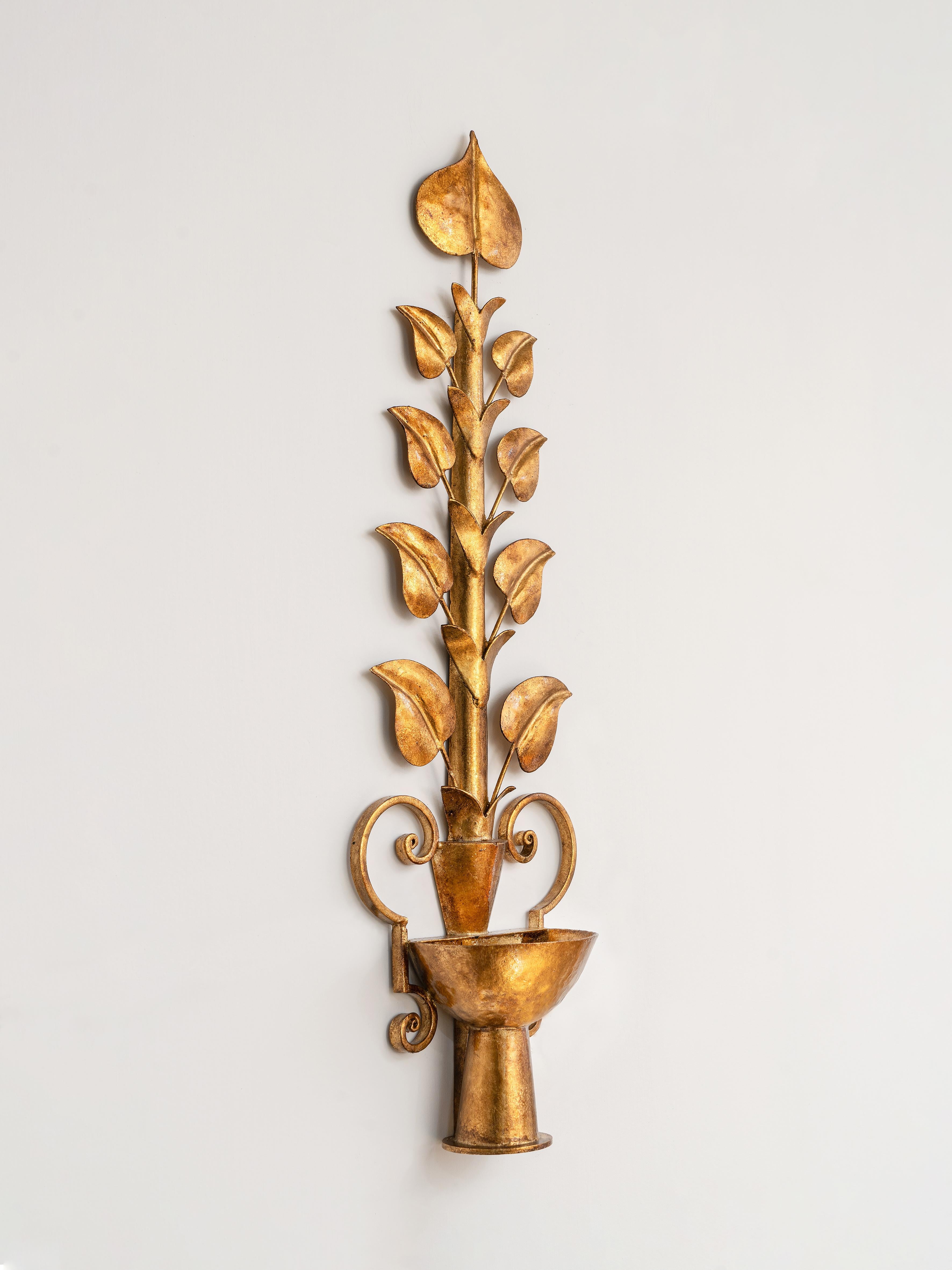 Évocatrice du design du milieu du siècle, l'applique murale Liane est...  Il est fabriqué à la main par des métallurgistes qualifiés, avant d'être parachevé par une riche finition décorative dans l'atelier Benediko. Disponible en tant que petite et