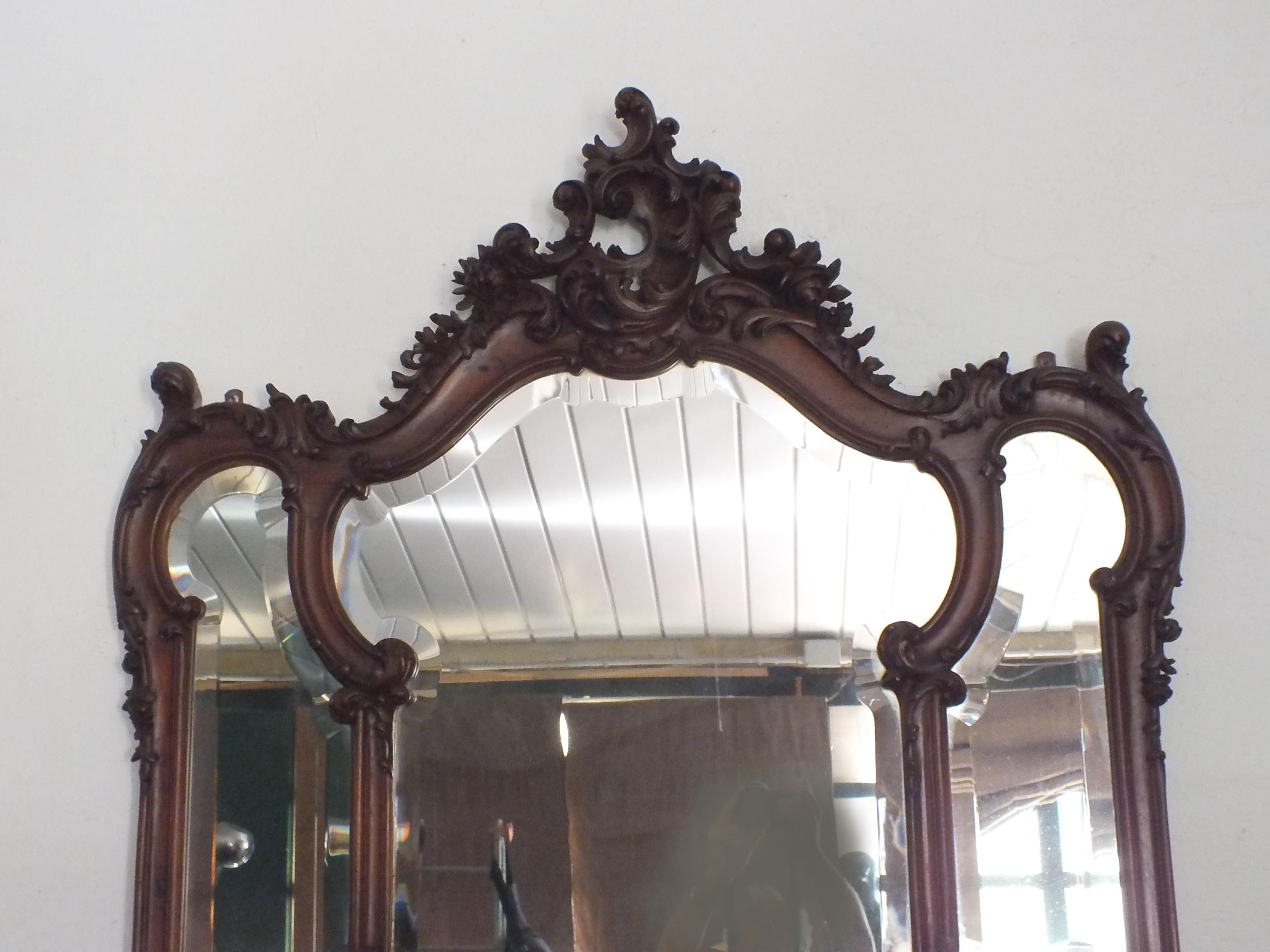 Grand miroir biseauté mural Art Noveau avec jardinière bois noyer années '900 en vente 4
