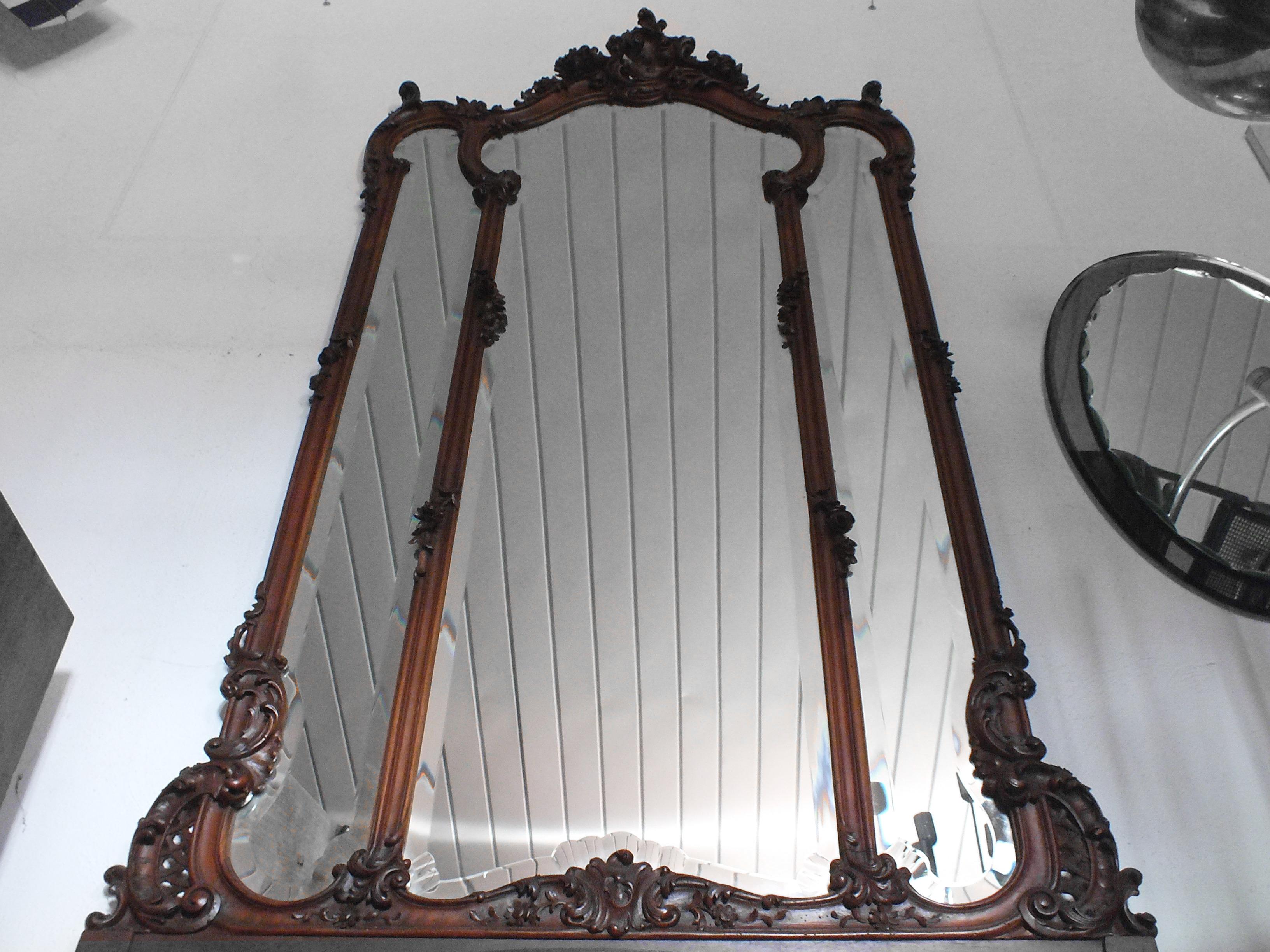 Grand miroir biseauté mural Art Noveau avec jardinière bois noyer années '900 en vente 5