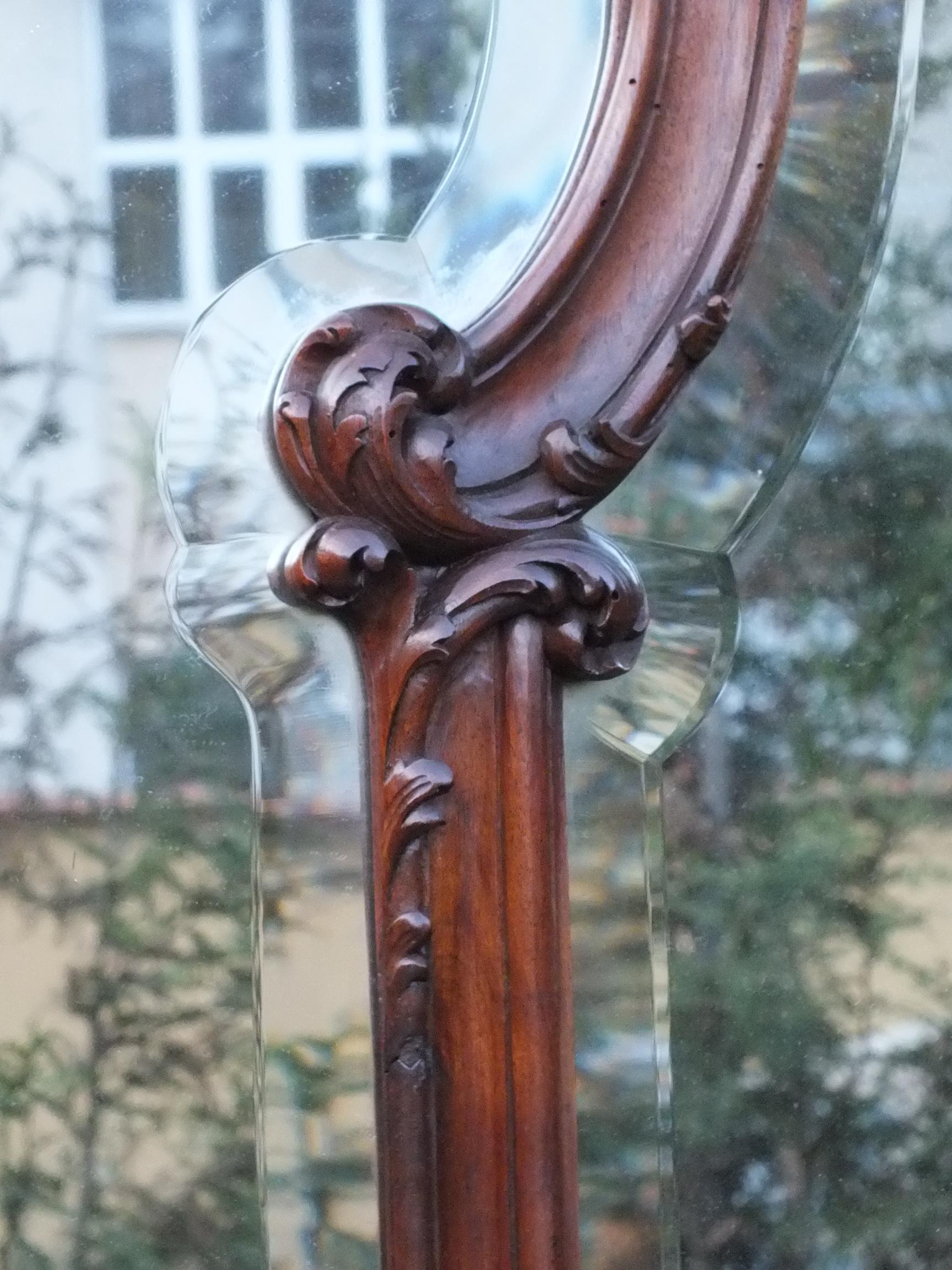 Grand miroir biseauté mural Art Noveau avec jardinière bois noyer années '900 en vente 8