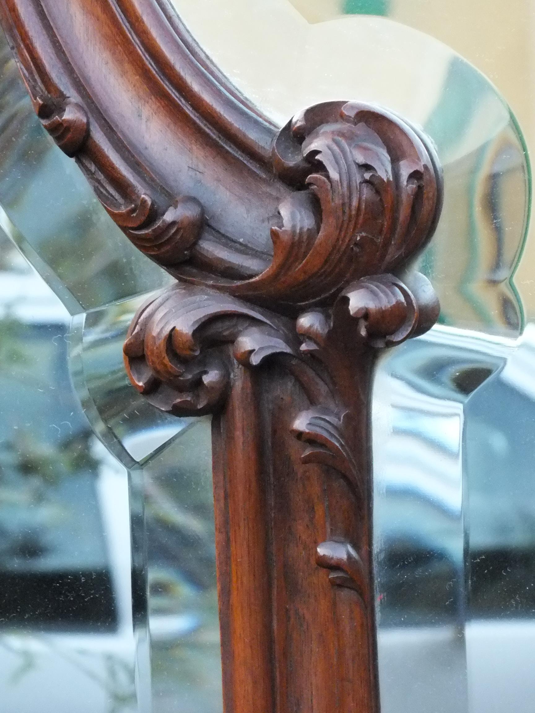 Grand miroir biseauté mural Art Noveau avec jardinière bois noyer années '900 en vente 9
