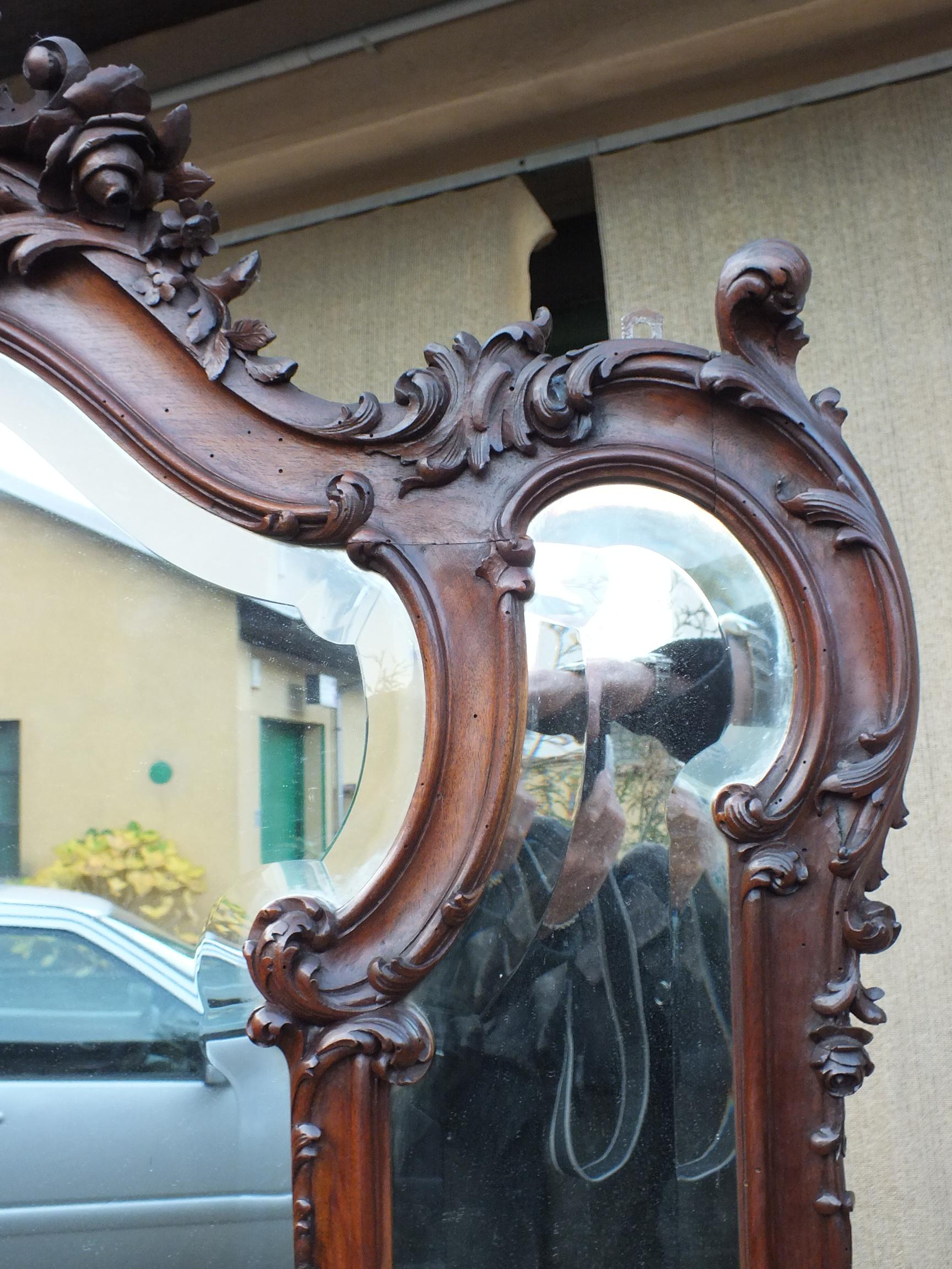 Grand miroir biseauté mural Art Noveau avec jardinière bois noyer années '900 en vente 10